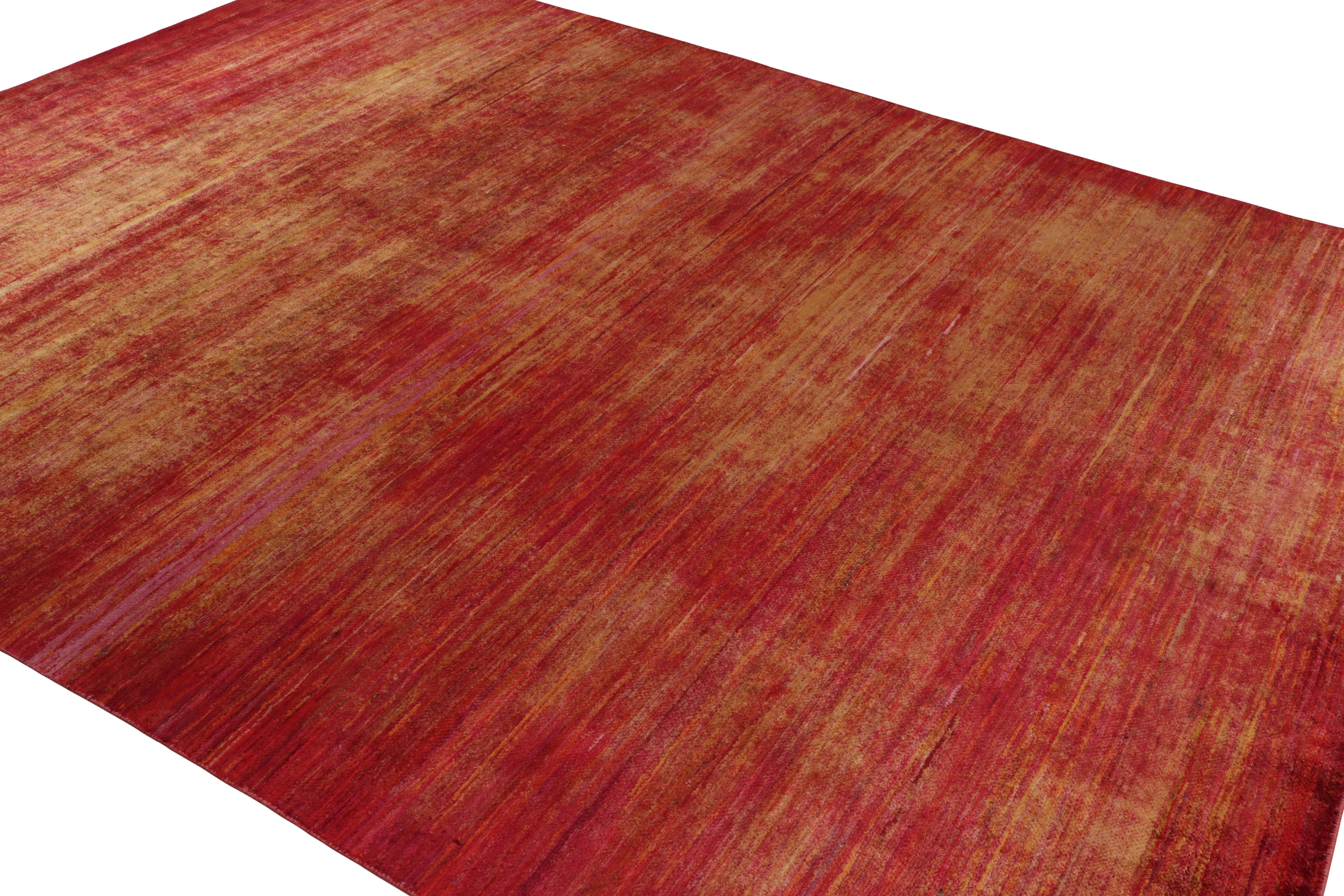 Rug & Kilims moderner Strukturteppich in Rot- und Goldtönen und Streifen (Handgeknüpft) im Angebot