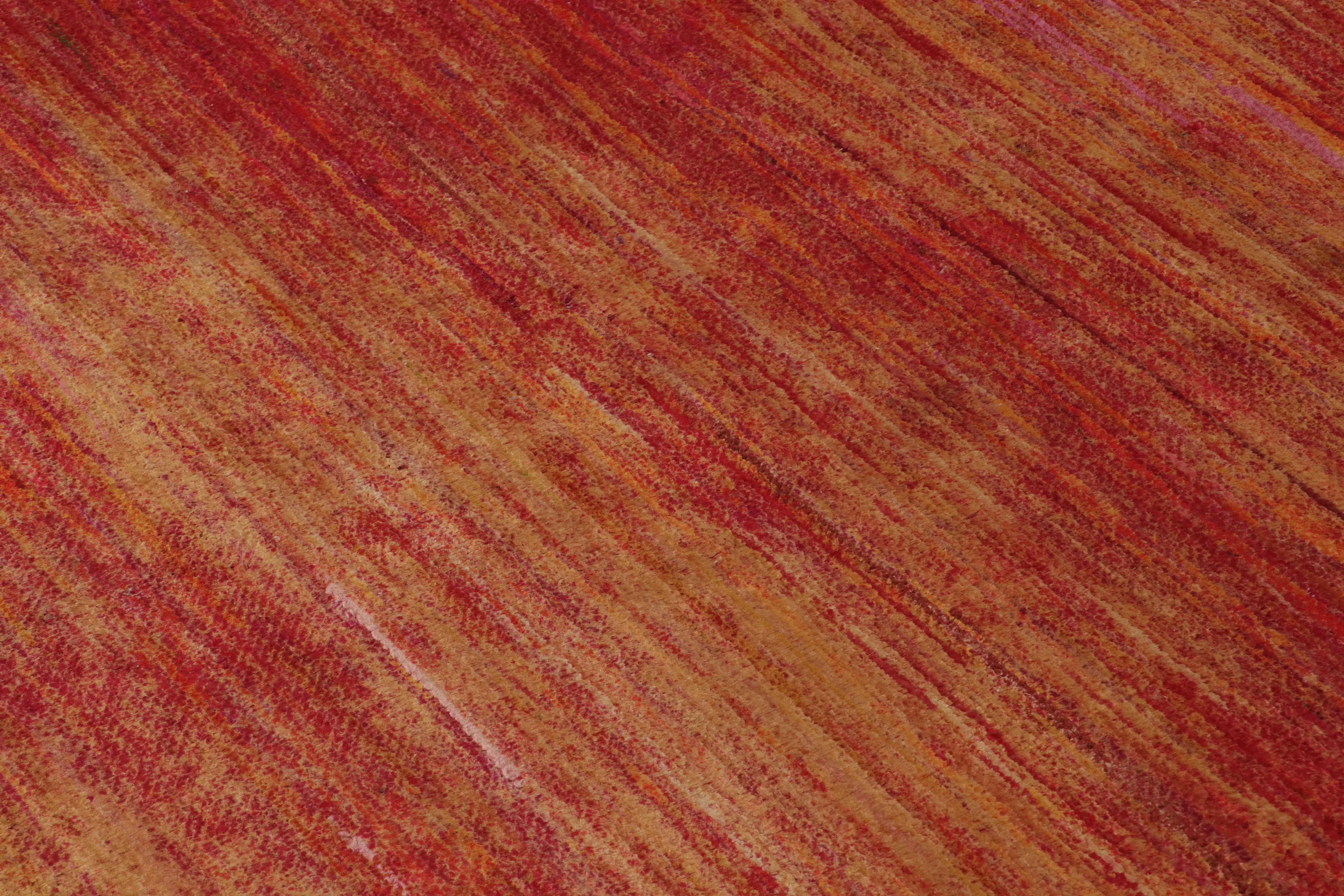 Rug & Kilim: un tappeto moderno dai toni rossi e dorati e dalle striature In condizioni Nuovo in vendita a Long Island City, NY