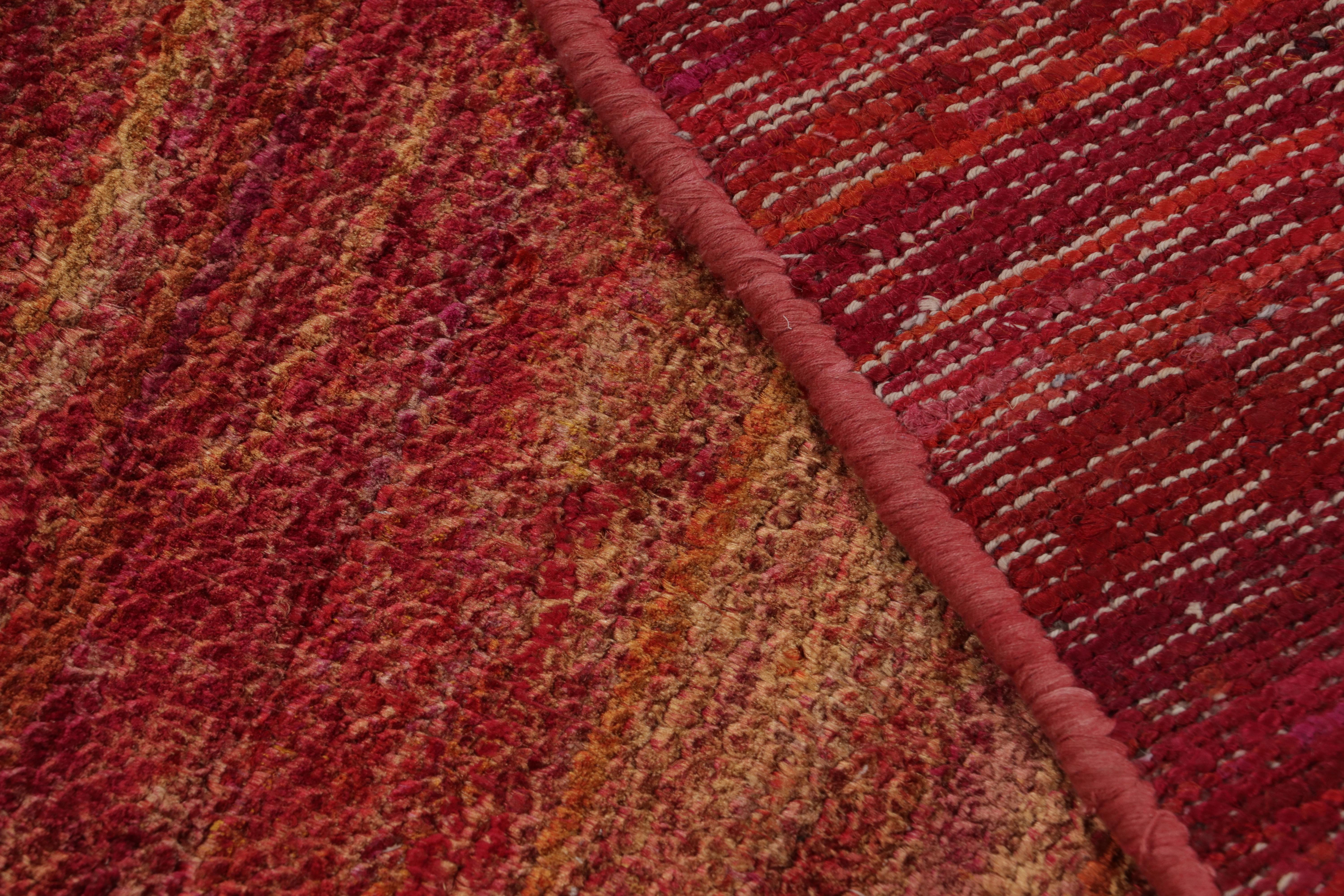 Seta Rug & Kilim: un tappeto moderno dai toni rossi e dorati e dalle striature in vendita