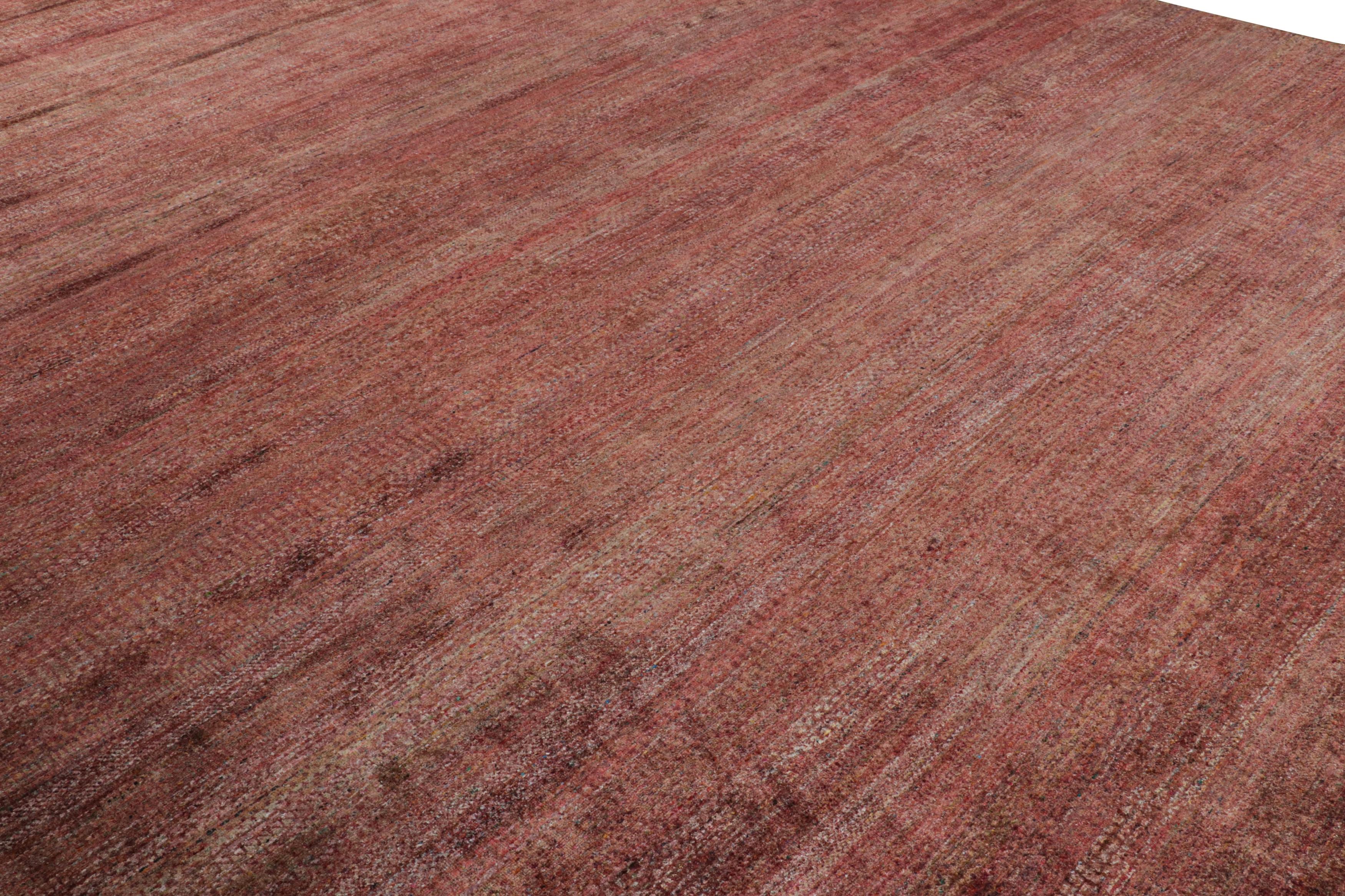 Moderno Rug & Kilim: un tappeto moderno dai toni rossi e dalle striature in vendita