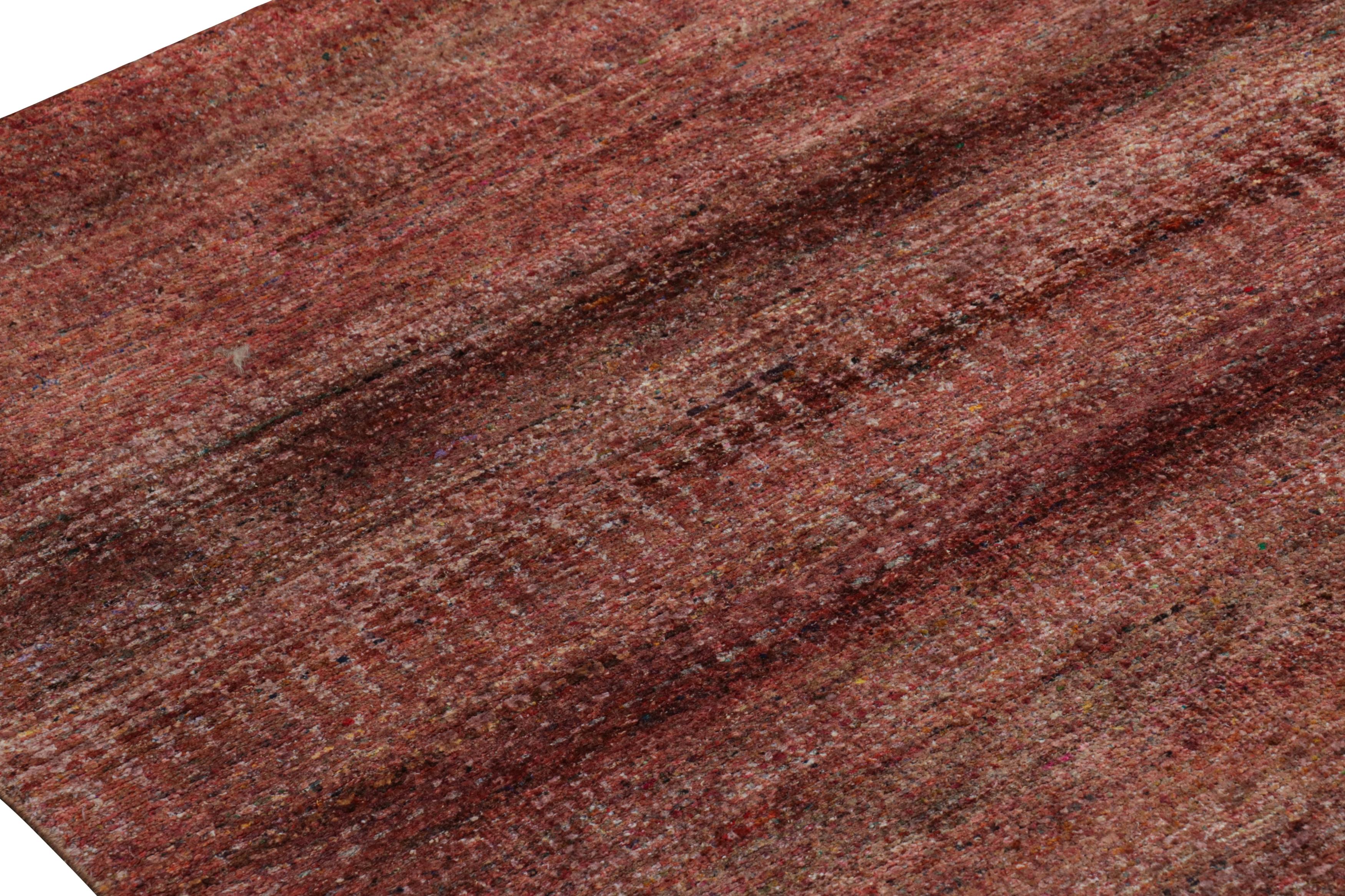 Alfombra de textura moderna Rug & Kilim en tonos rojos y estrías en Nuevo estado para la venta en Long Island City, NY
