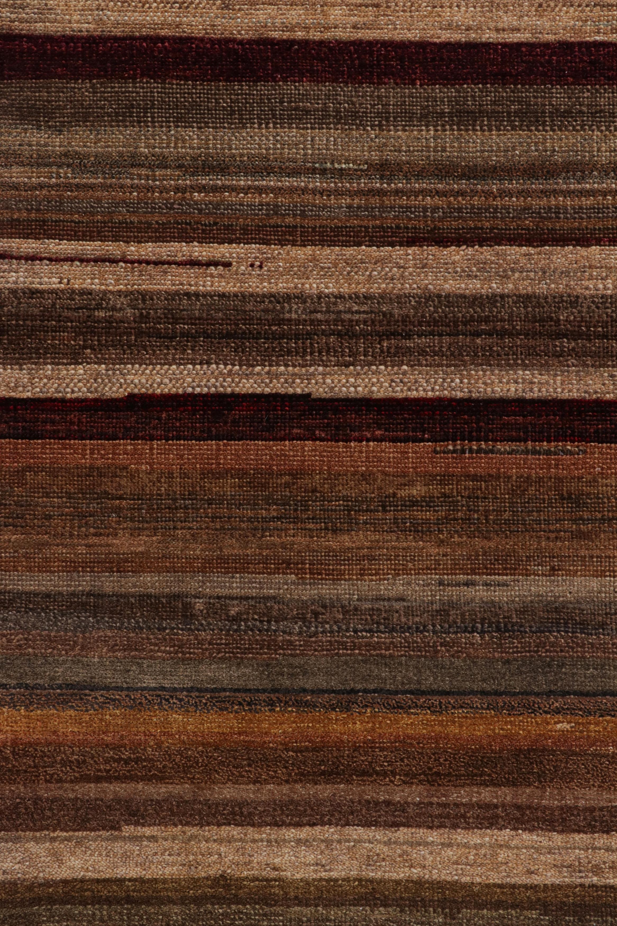 Rug & Kilims moderner Strukturteppich in satten braunen Streifen und bernsteinfarbenen Tönen (Indisch) im Angebot