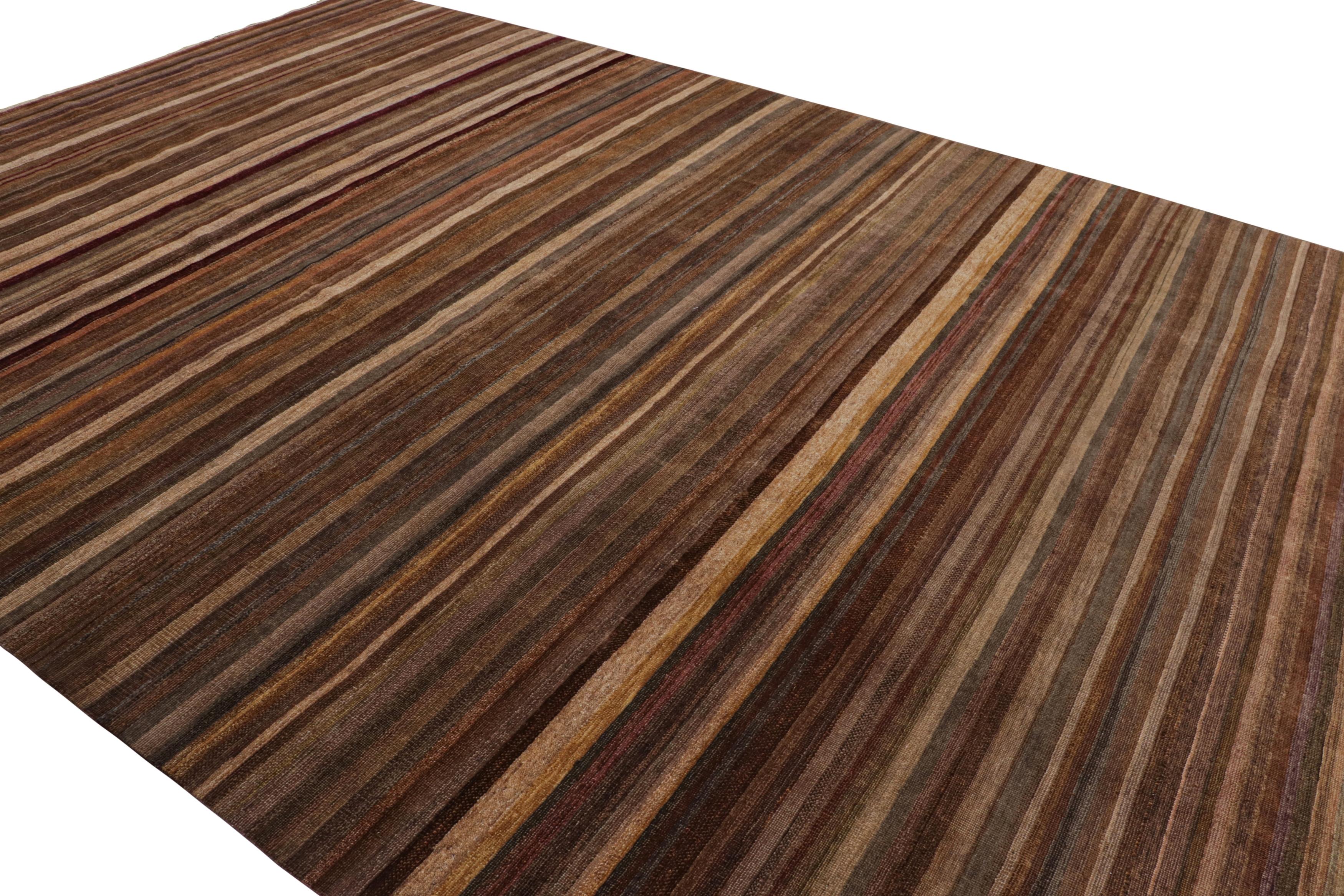 Rug & Kilims moderner Strukturteppich in satten braunen Streifen und bernsteinfarbenen Tönen (Handgeknüpft) im Angebot
