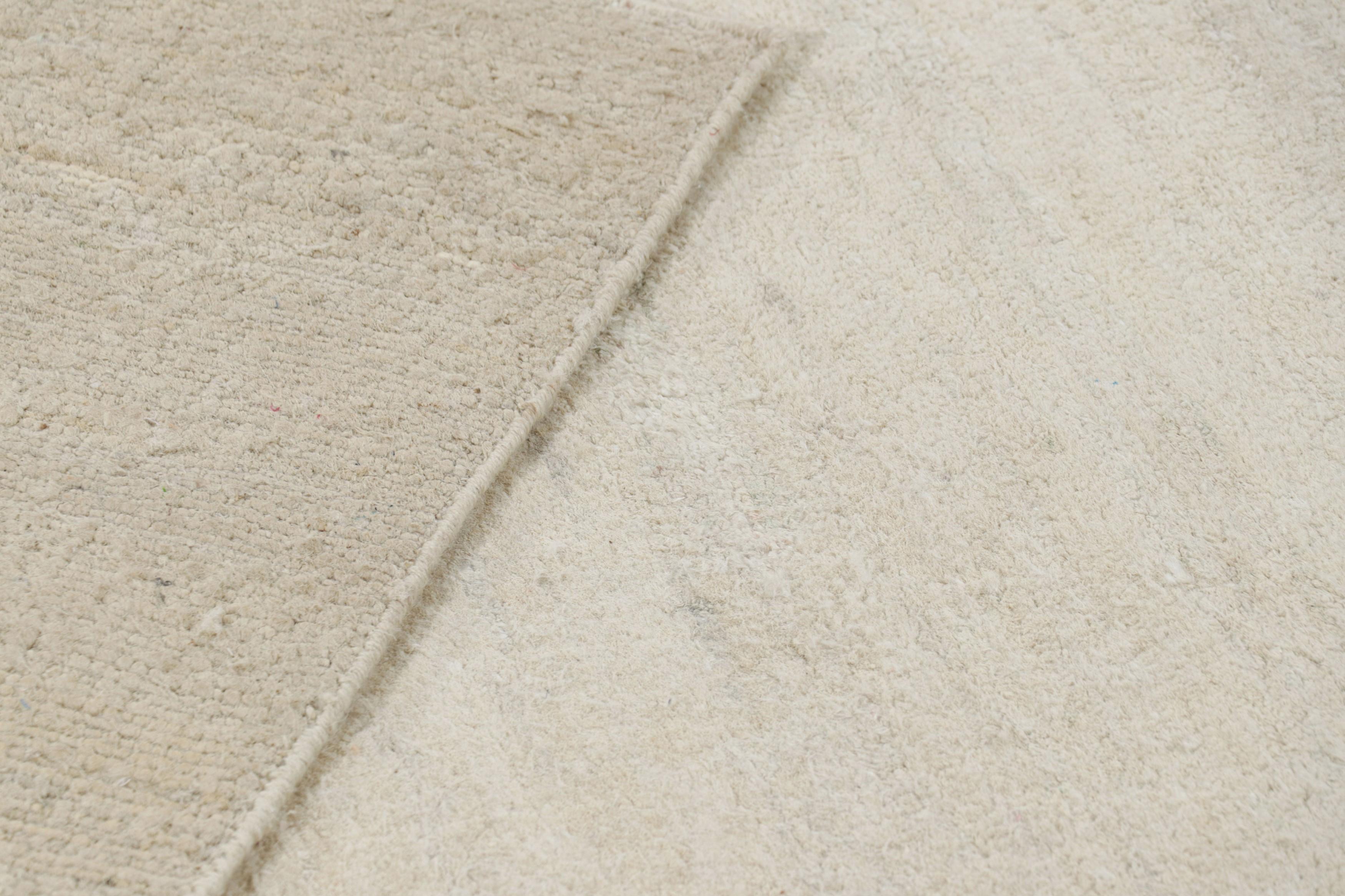 Seta Rug & Kilim - Tappeto moderno con texture in tinta unita crema in vendita