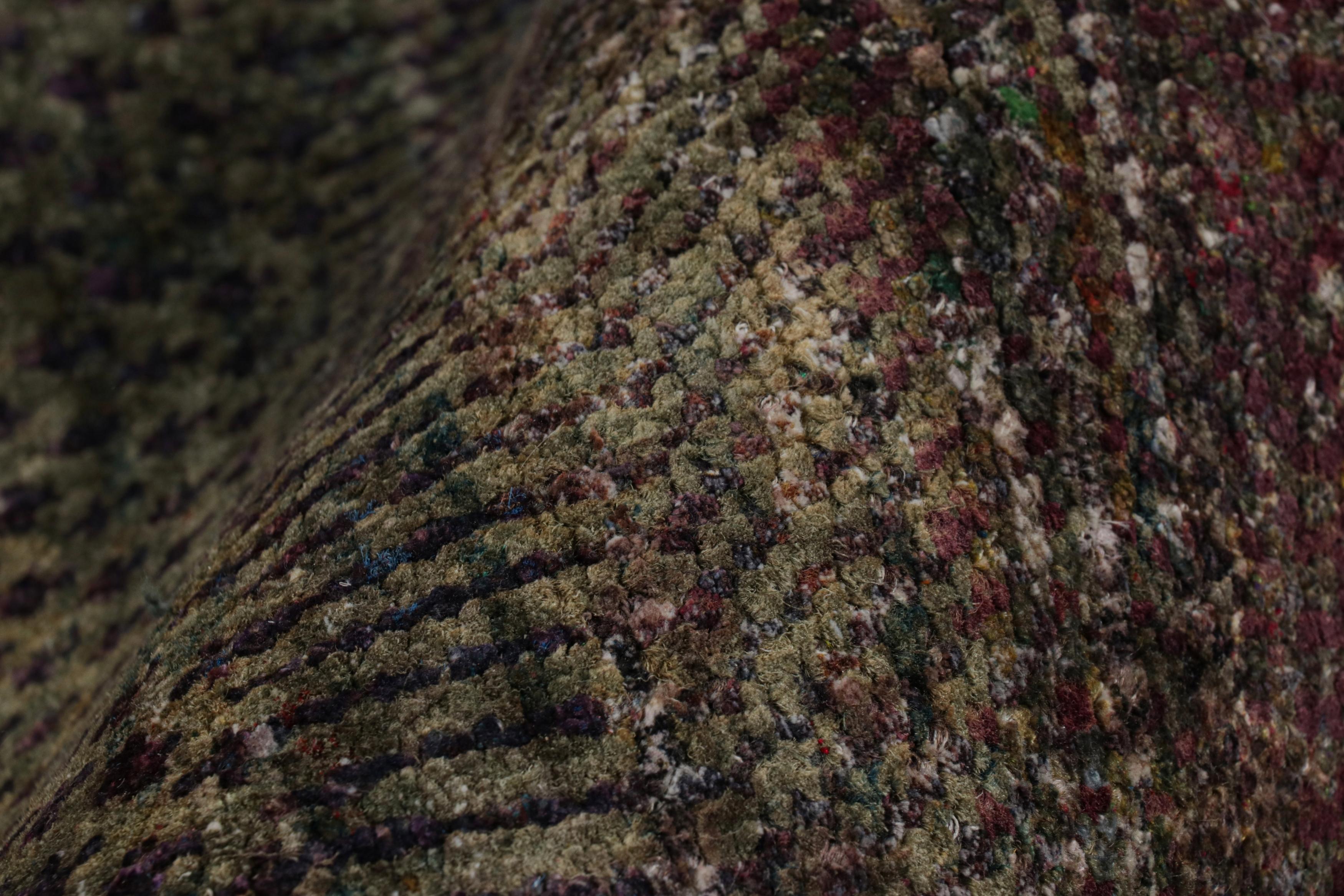Le tapis Modernity de Rug & Kilim dans les tons de prune et de vert en vente