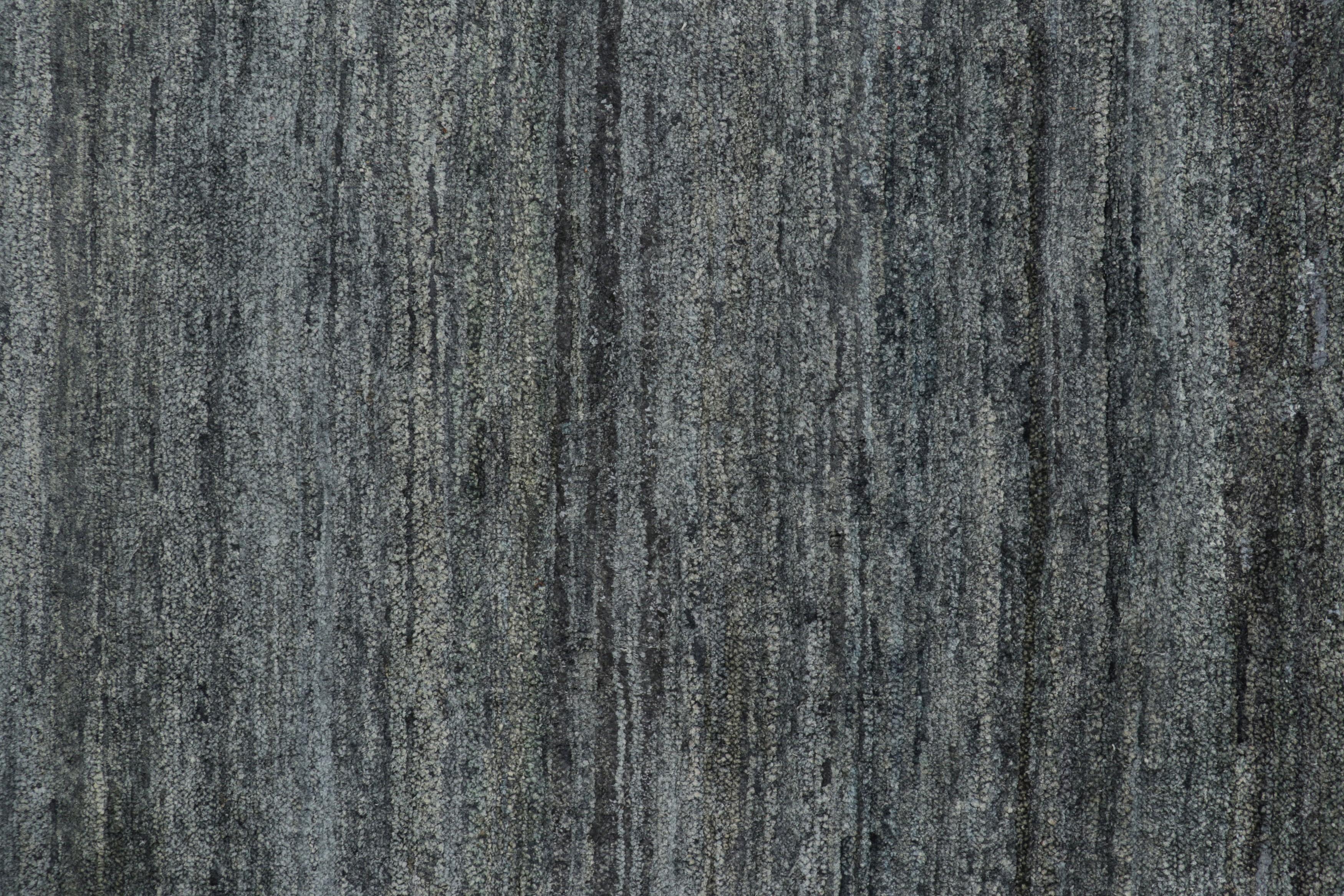 Rug & Kilim's Modern Textural Rug mit grau-schwarzen Streifen im Zustand „Neu“ im Angebot in Long Island City, NY