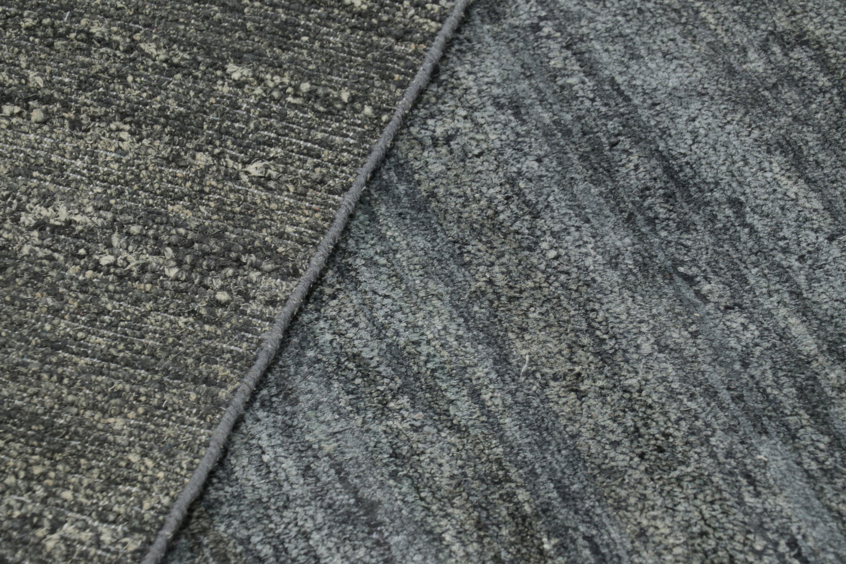 Rug & Kilim's Modern Textural Rug mit grau-schwarzen Streifen (21. Jahrhundert und zeitgenössisch) im Angebot
