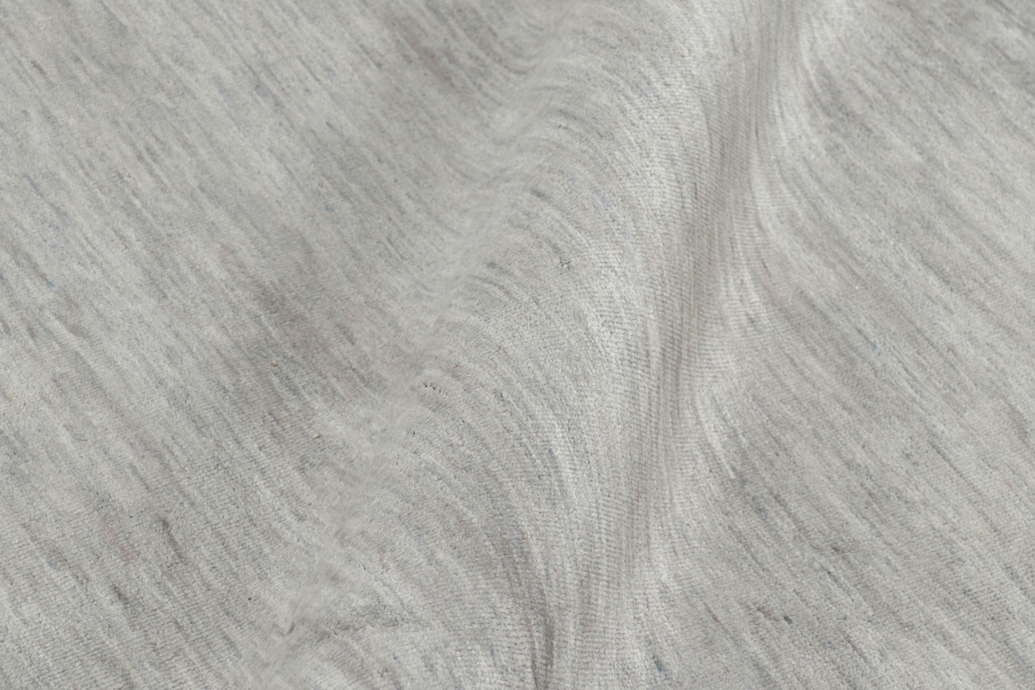Moderne Rug & Kilim's Modern Modern Textural Rug with Gray Striae (tapis texturé moderne avec des rayures grises) en vente