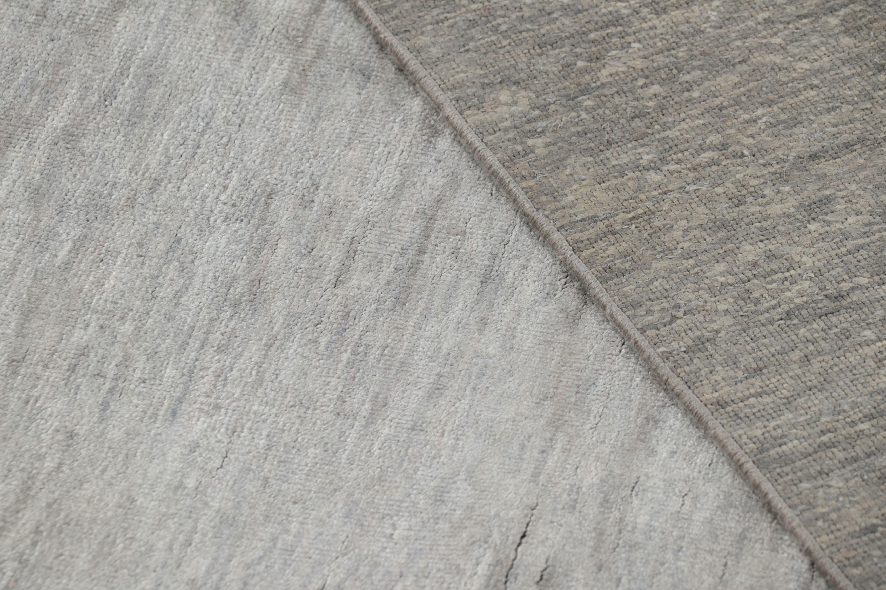 XXIe siècle et contemporain Rug & Kilim's Modern Modern Textural Rug with Gray Striae (tapis texturé moderne avec des rayures grises) en vente