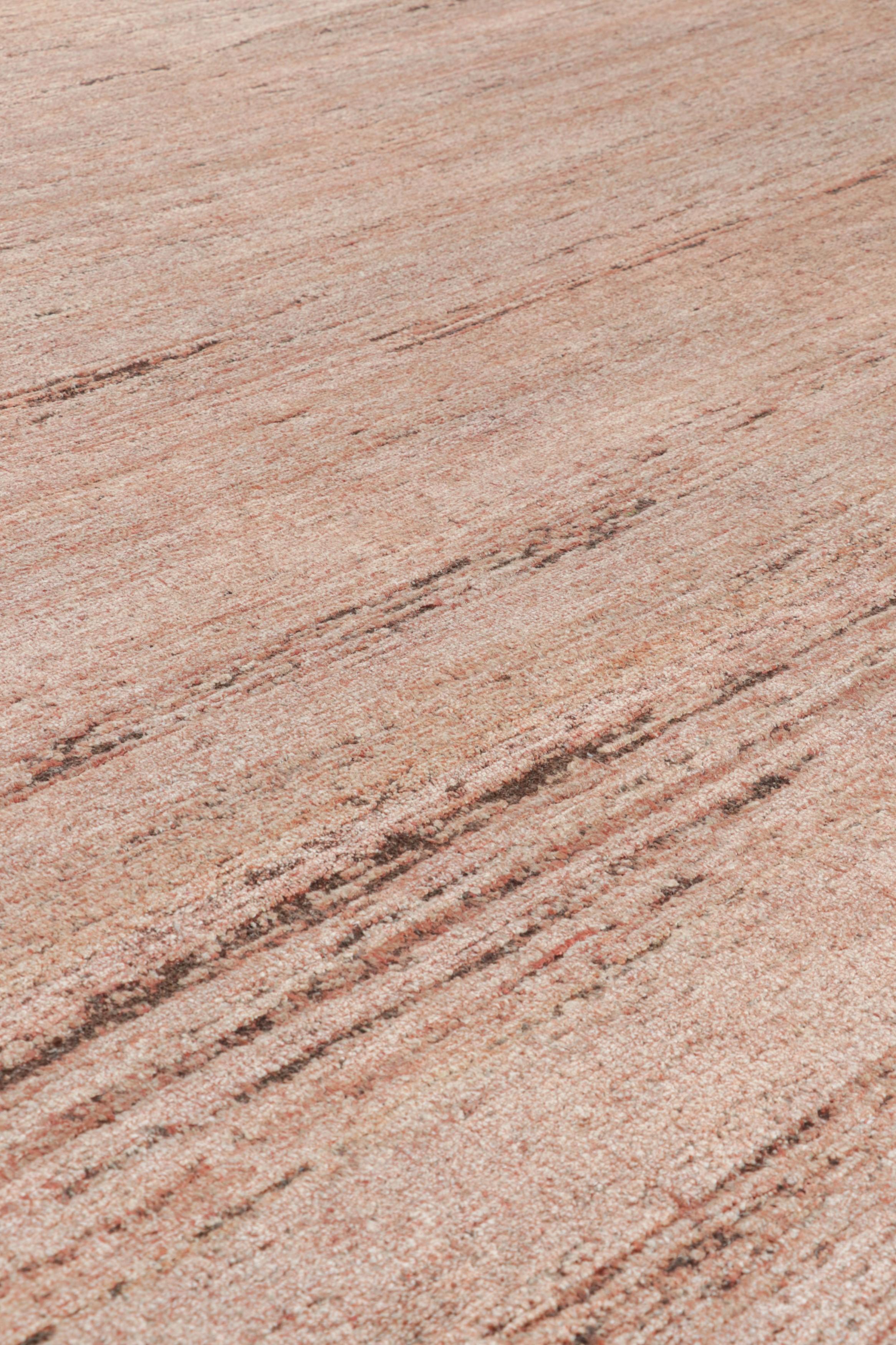 Annodato a mano in lana e seta, questo tappeto 12x15 è una nuova e ricca aggiunta alla collezione di tappeti Textural di Rug & Kilim, con un'impressionante gamma di colori e un'attenzione al movimento nel suo gioco unico di strisce, striature e