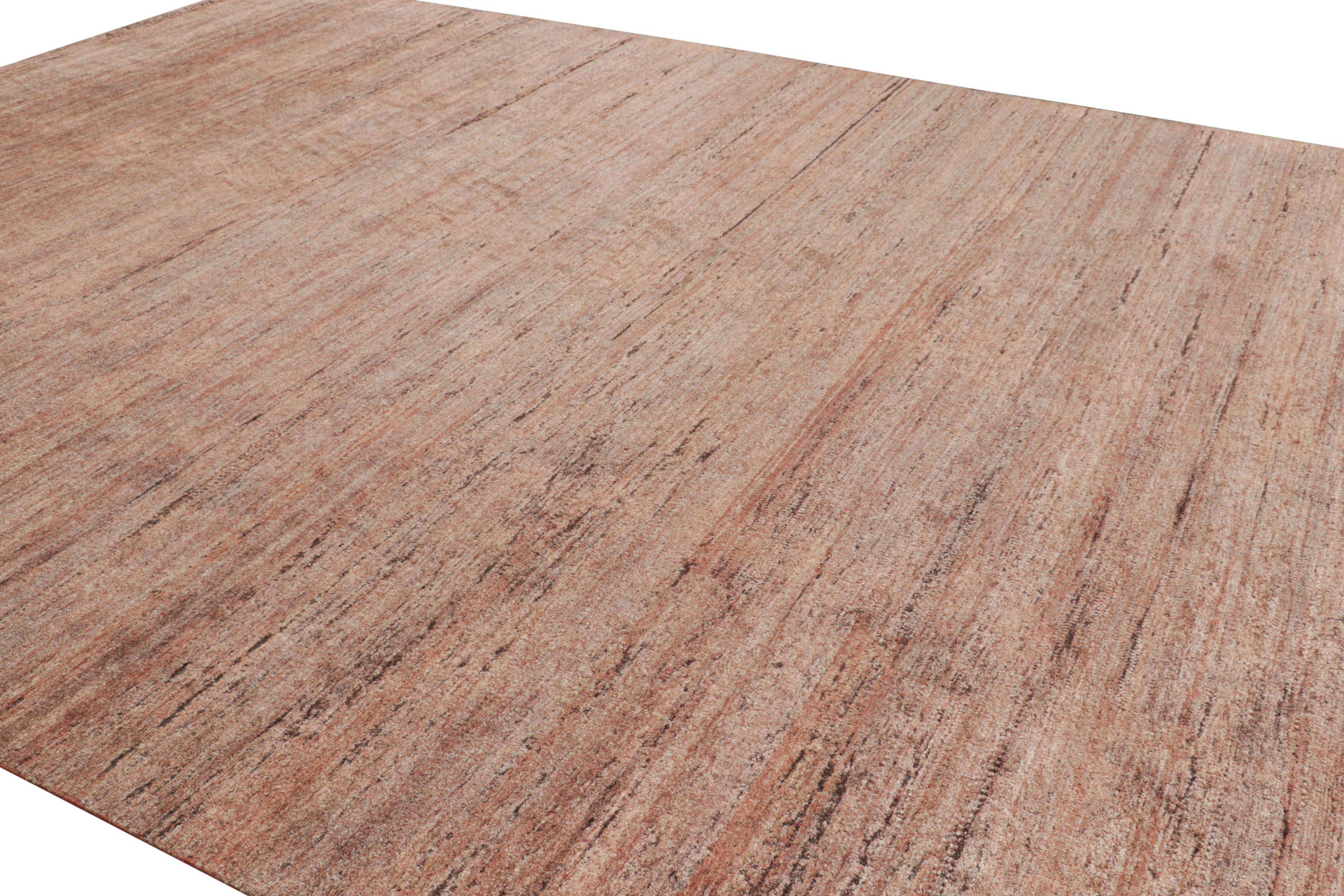 Annodato a mano Rug & Kilim è un tappeto moderno con toni rosa pesca e beige e striature. in vendita