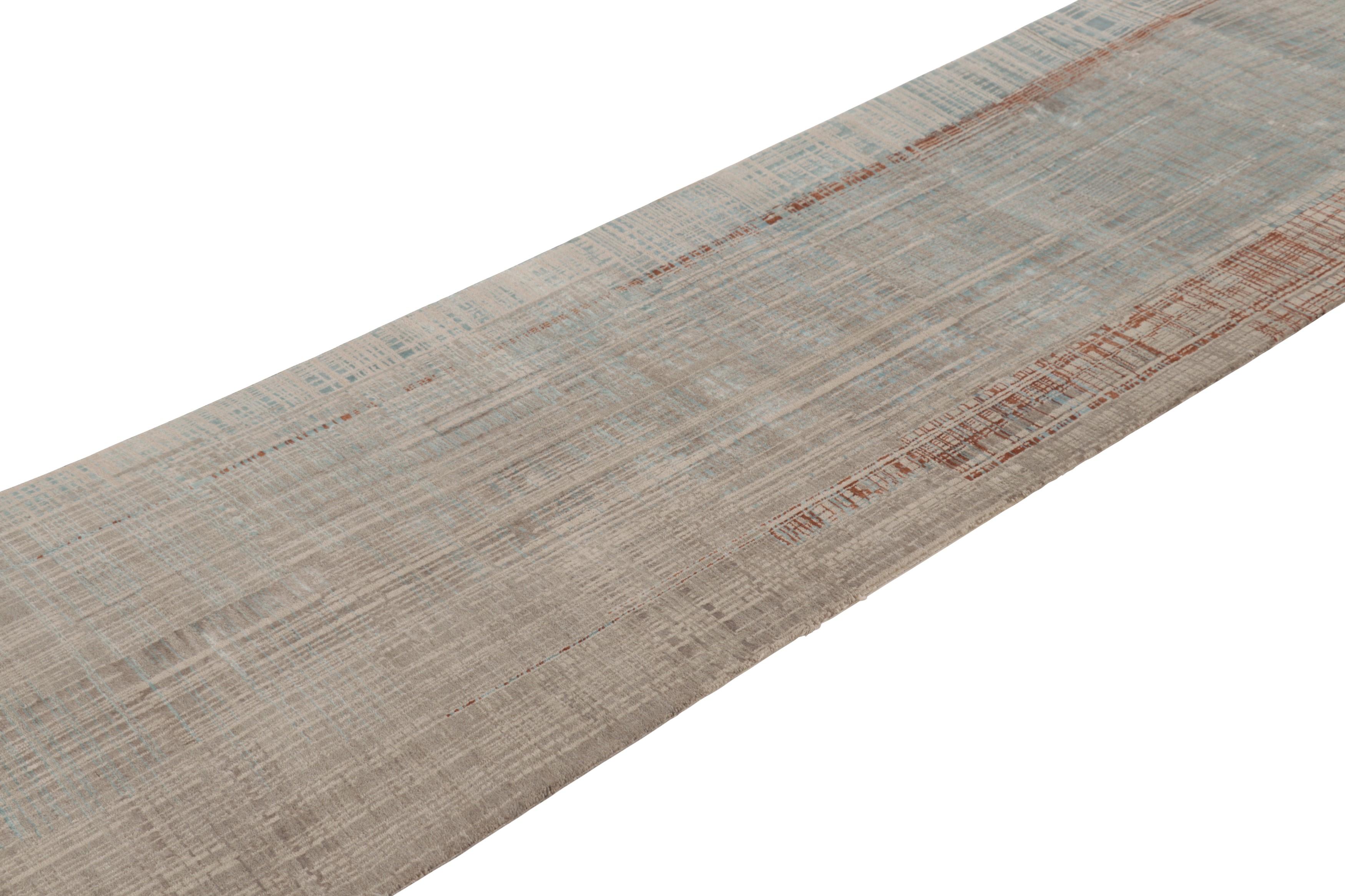 Ce tapis de course texturé 3x14 de Rug & Kilim est un nouvel ajout à sa collection Texture of Color. Fabriqué en laine nouée à la main, il présente des rayures et des stries bleues, vertes et beiges parmi d'autres teintes neutres et des tons de