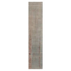Rug & Kilim è un moderno runner a righe geometriche beige e blu.