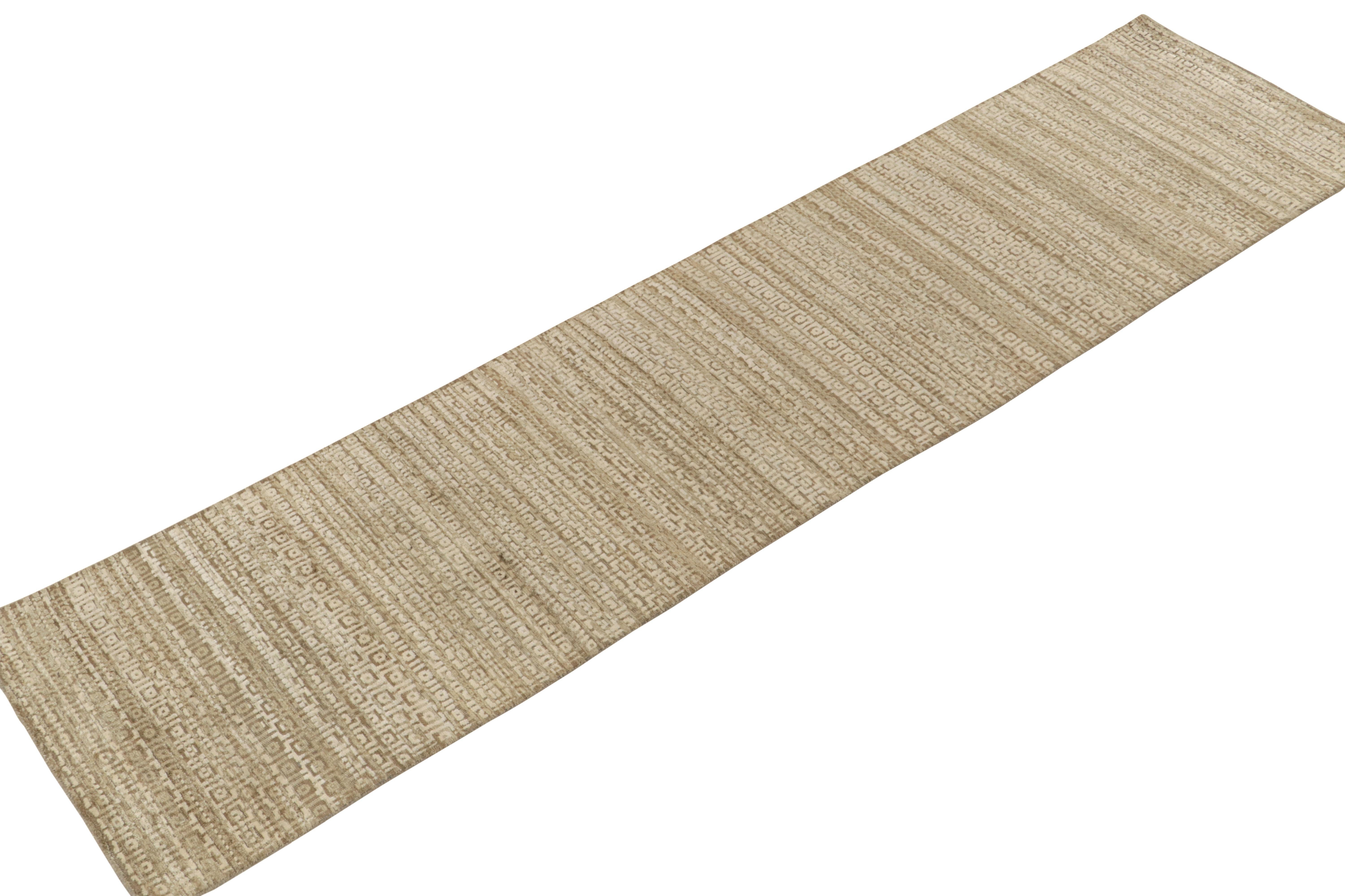 Der 3x10-Läufer aus der New & Modern-Auswahl von Rug & Kilim ist ein subversiver, texturierter Ausdruck zeitgenössischer Ästhetik. Das gewellte geometrische Muster des Stücks ist eine subtile, moderne Wiedergabe des klassischen Paisleys in