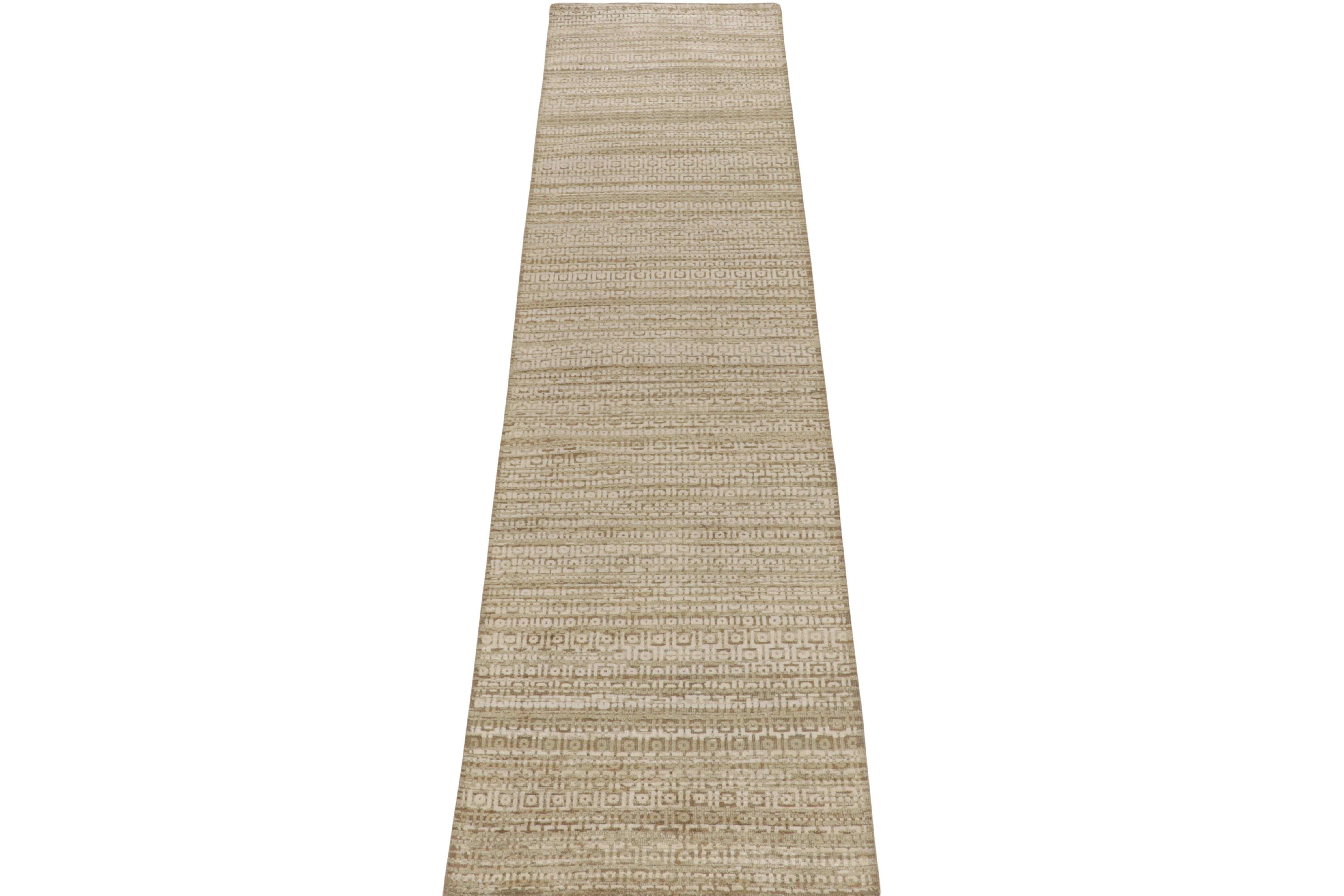 Moderner strukturierter Teppich & Kilims-Läufer in Beige-Braun und Weiß mit geometrischen Mustern (Indisch) im Angebot
