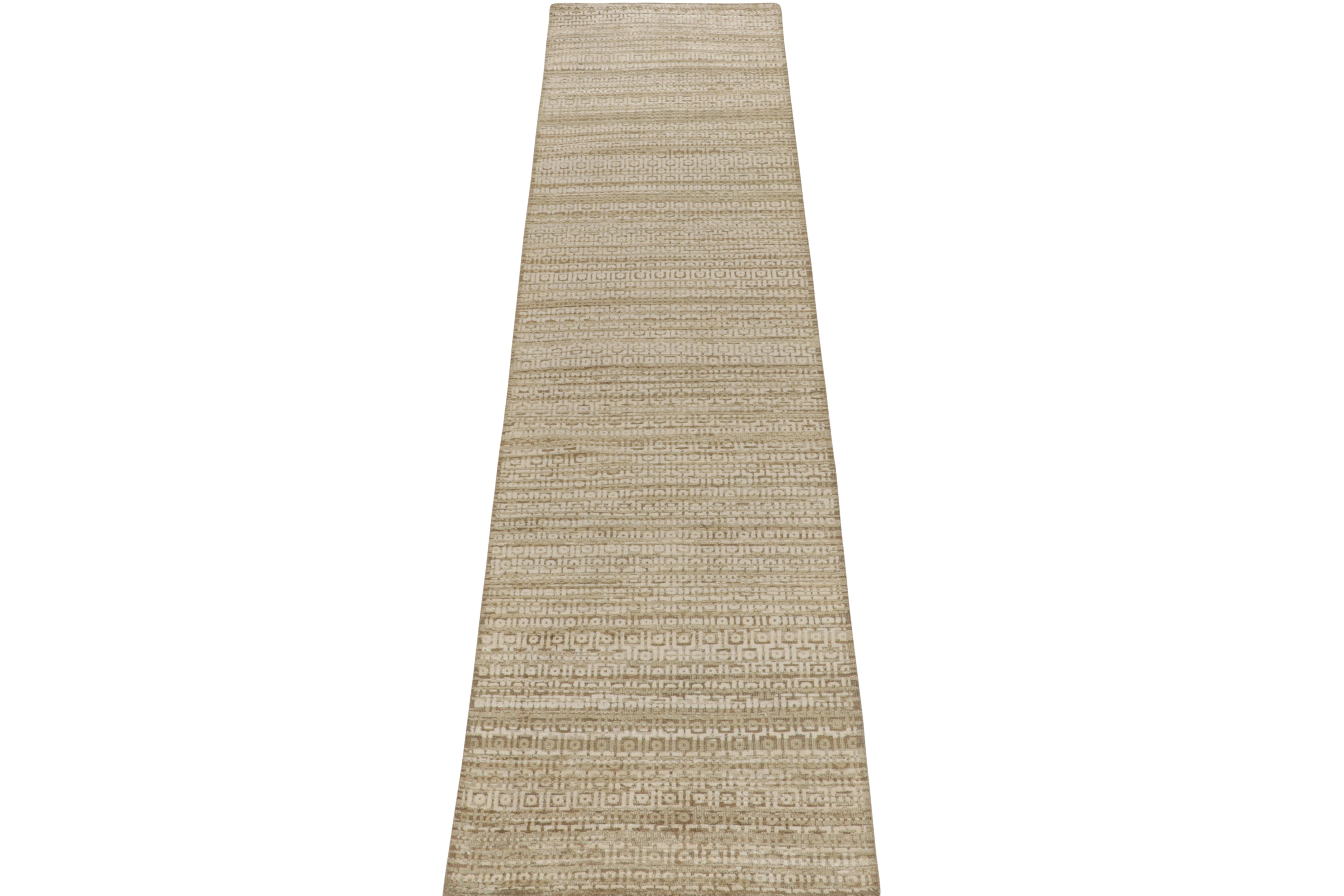 Rug & Kilim's Modern Textural Runner in Beige-Braun und Weiß mit geometrischen Mustern (Moderne) im Angebot