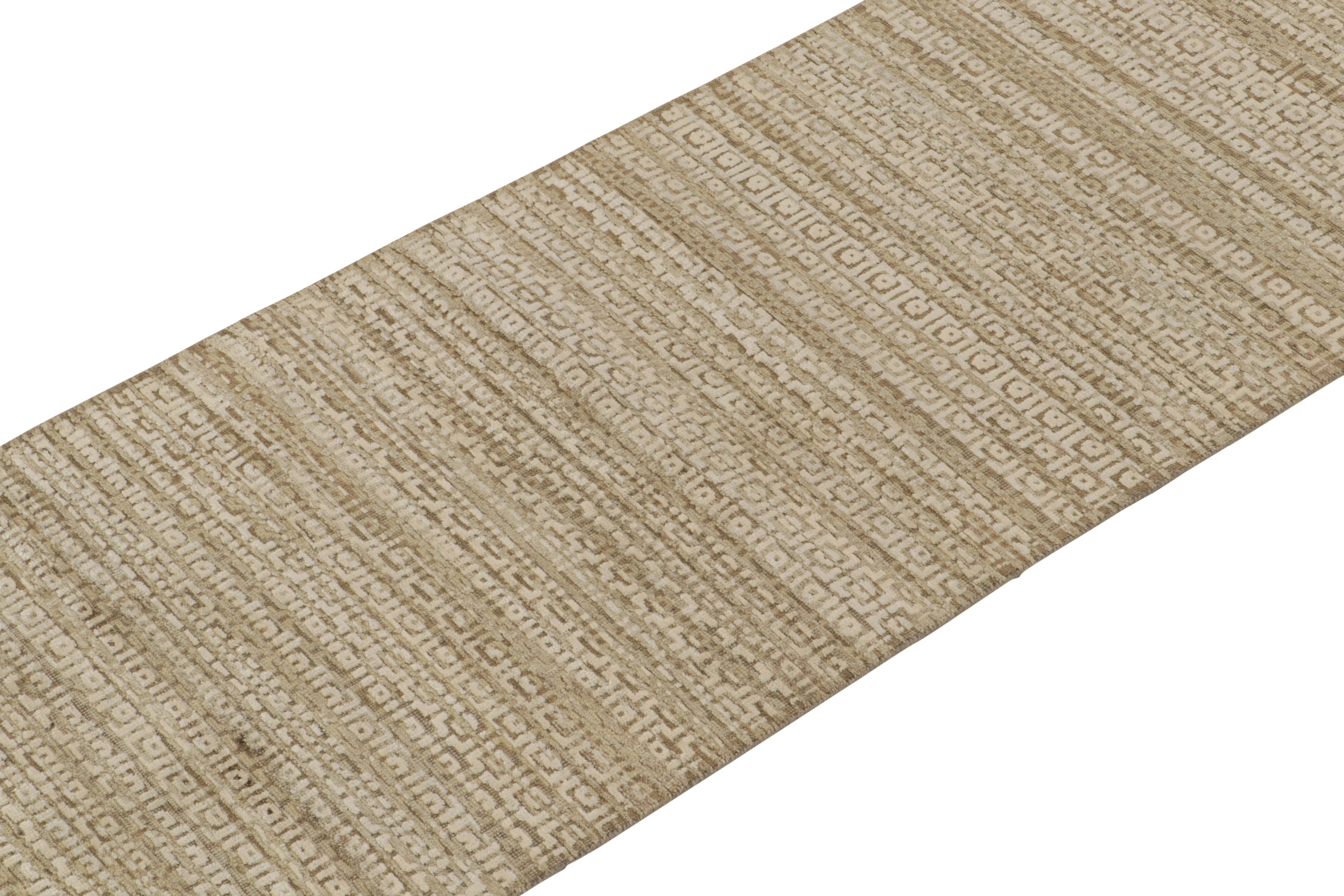 Moderner strukturierter Teppich & Kilims-Läufer in Beige-Braun und Weiß mit geometrischen Mustern (Handgeknüpft) im Angebot