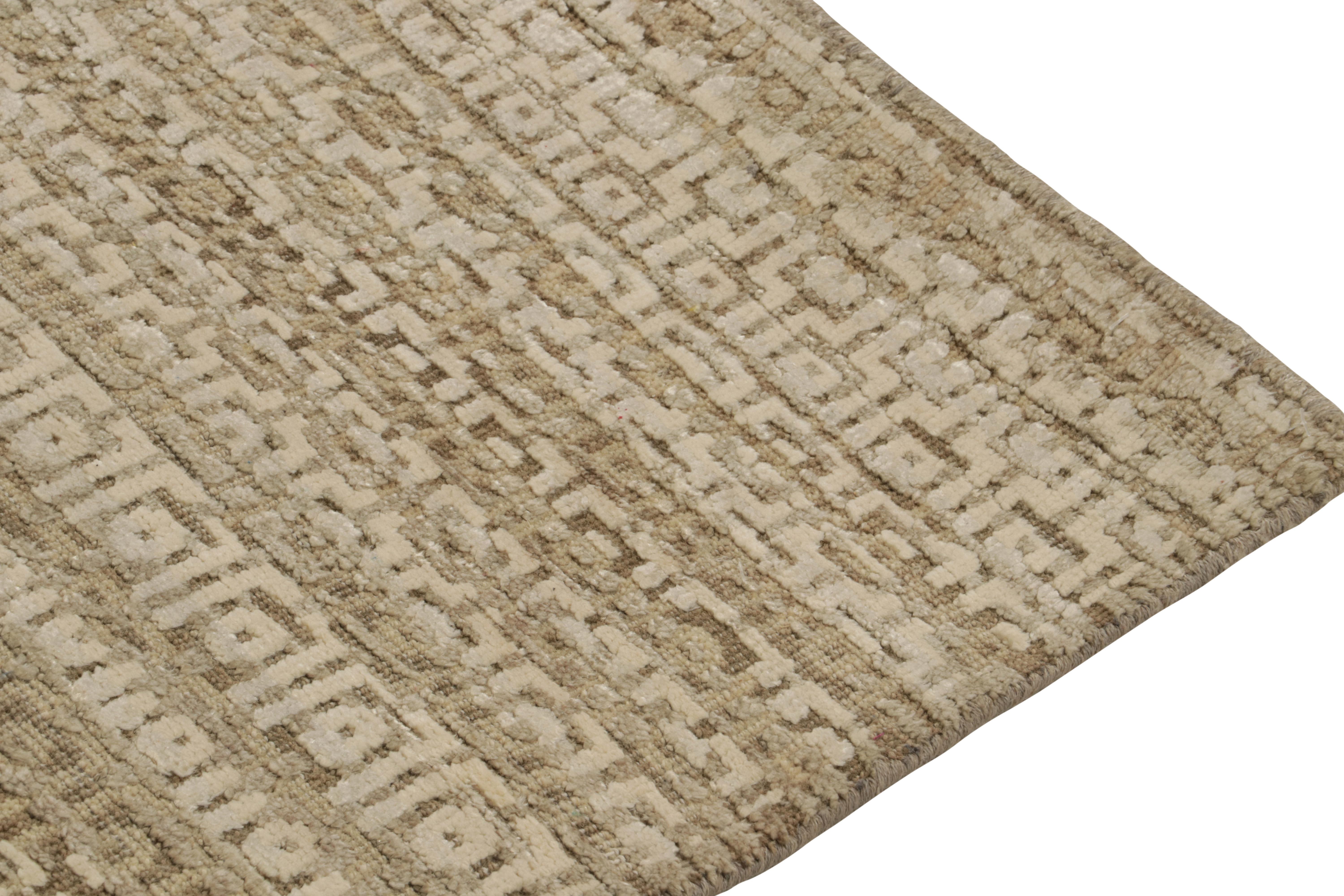 Rug & Kilim's Modern Textural Runner in Beige-Braun und Weiß mit geometrischen Mustern (Handgeknüpft) im Angebot