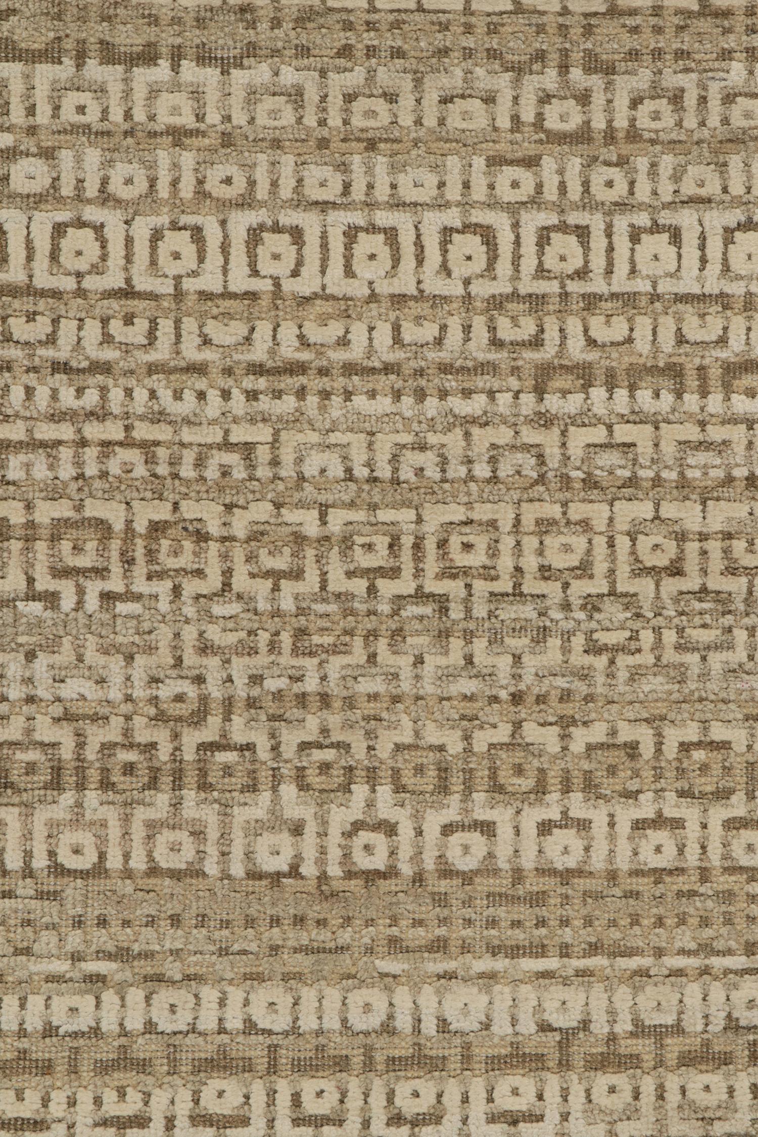 Moderner strukturierter Teppich & Kilims-Läufer in Beige-Braun und Weiß mit geometrischen Mustern (21. Jahrhundert und zeitgenössisch) im Angebot