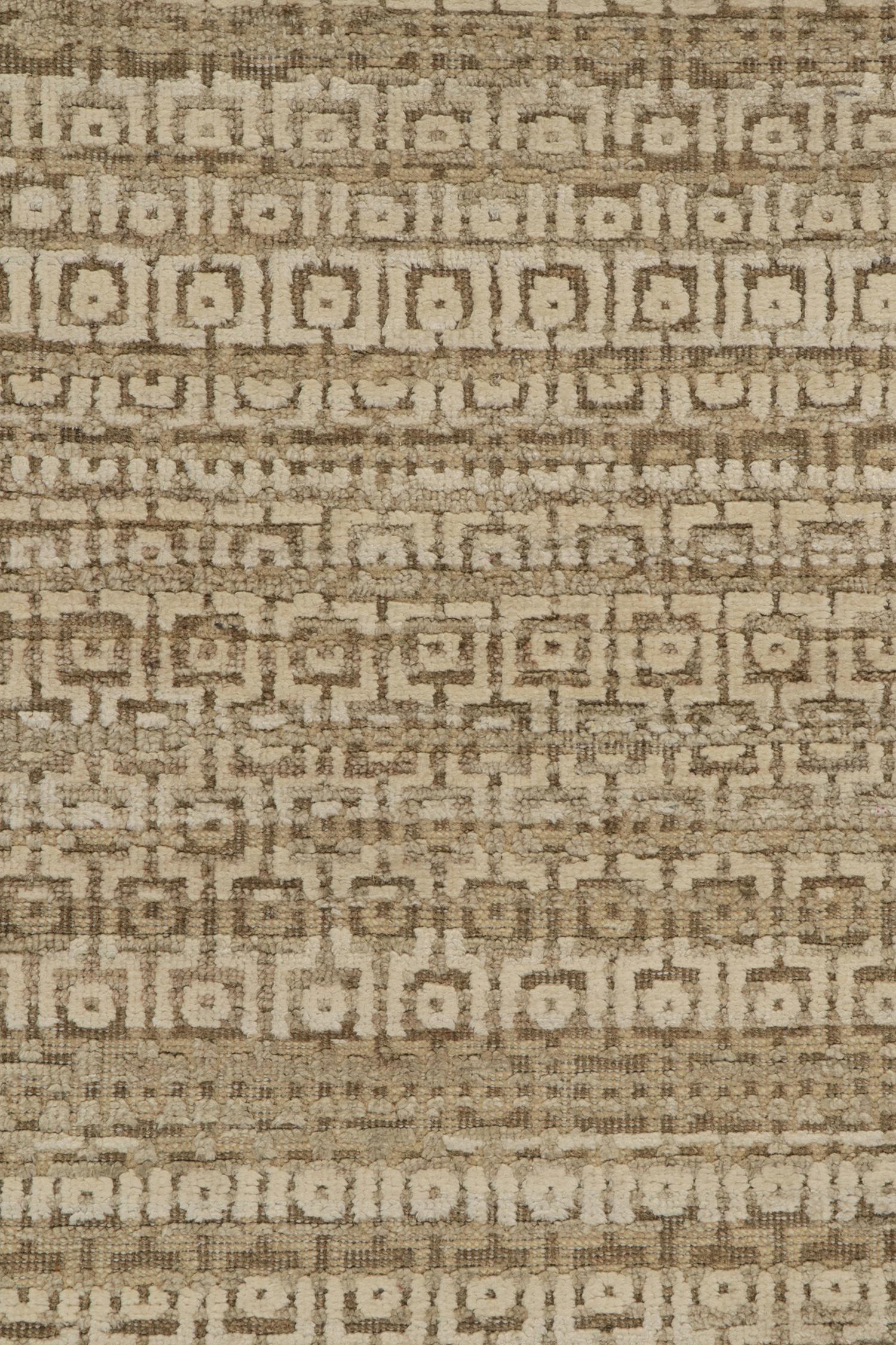 Rug & Kilim's Modern Textural Runner in Beige-Braun und Weiß mit geometrischen Mustern im Zustand „Neu“ im Angebot in Long Island City, NY