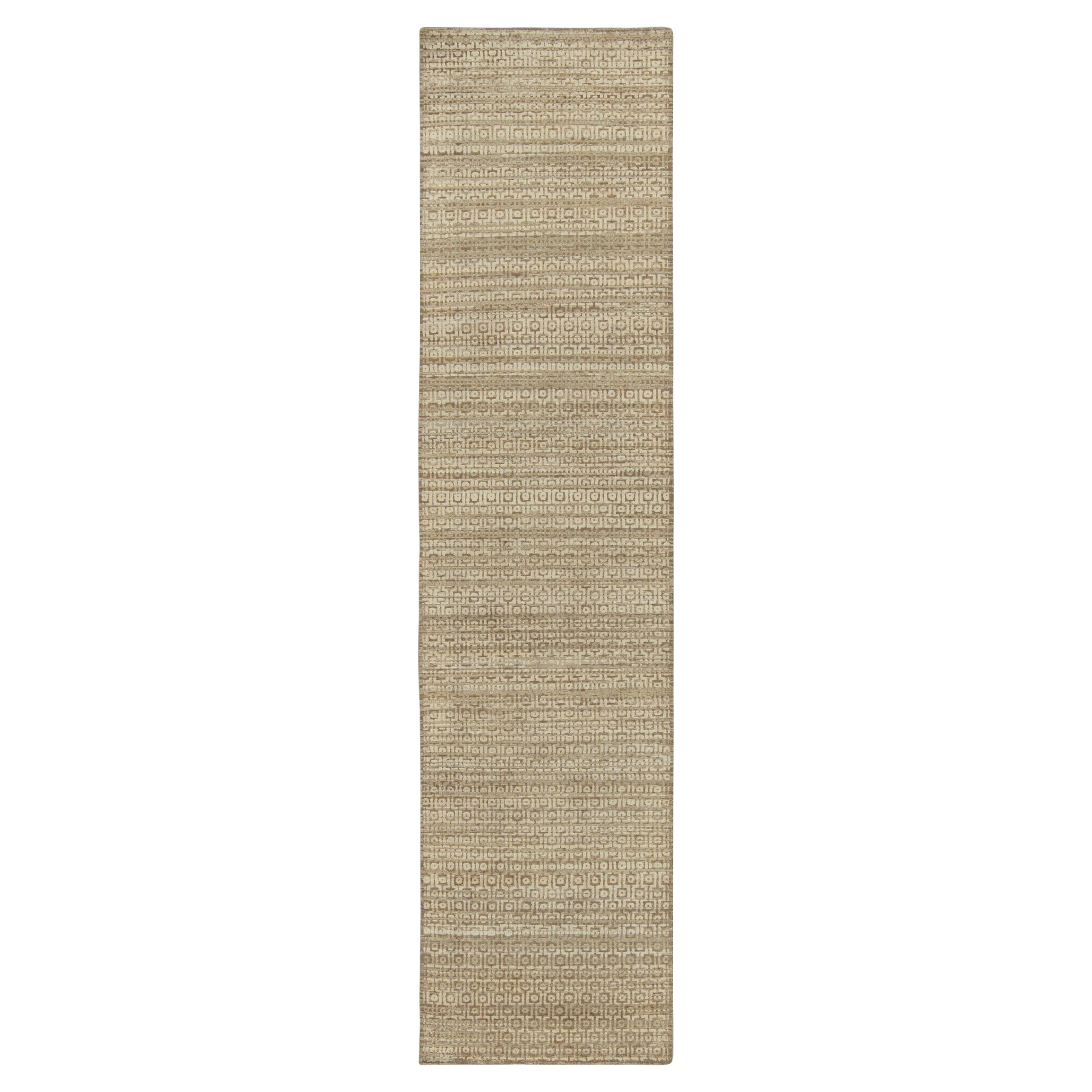 Rug & Kilim: un moderno runner testurizzato con motivi geometrici beige-marrone e bianchi in vendita