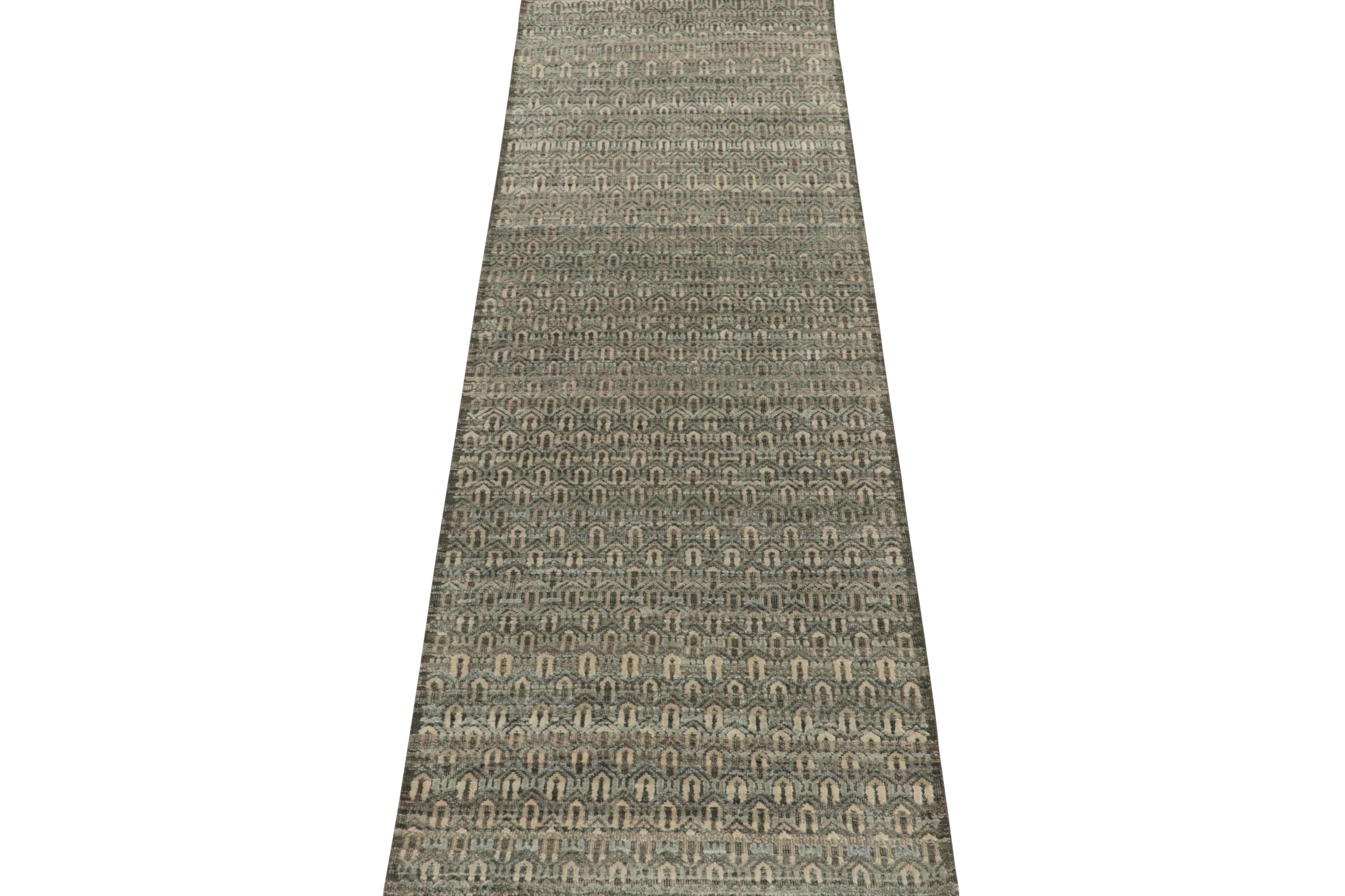 Moderner strukturierter Teppich & Kilims-Läufer in Beige, Weiß & Blau mit geometrischem Muster (Indisch) im Angebot