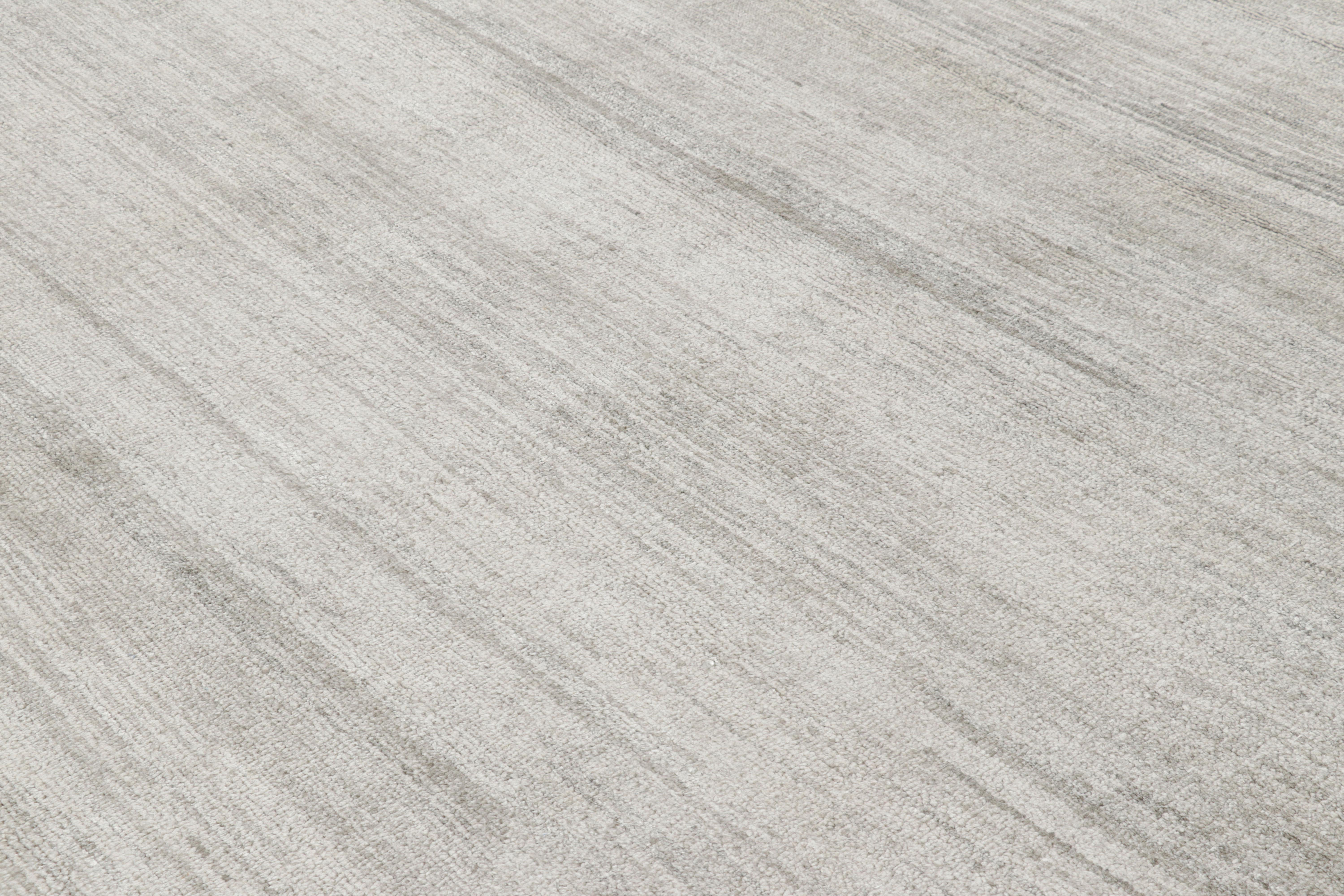 Dieser quadratische 8x8 große, handgeknüpfte Teppich aus luxuriöser Naturseide ist eine aufregende neue Ergänzung der Texture of Color Collection'S von Rug & Kilim.

Über das Design: 

Die Collection'S ist eine originelle Interpretation von