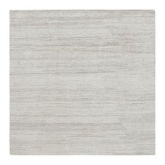 Rug & Kilim's Modern Modern Textural Square Rug in Silver-Gray Tones (Tapis carré à texture moderne dans les tons gris-argent)