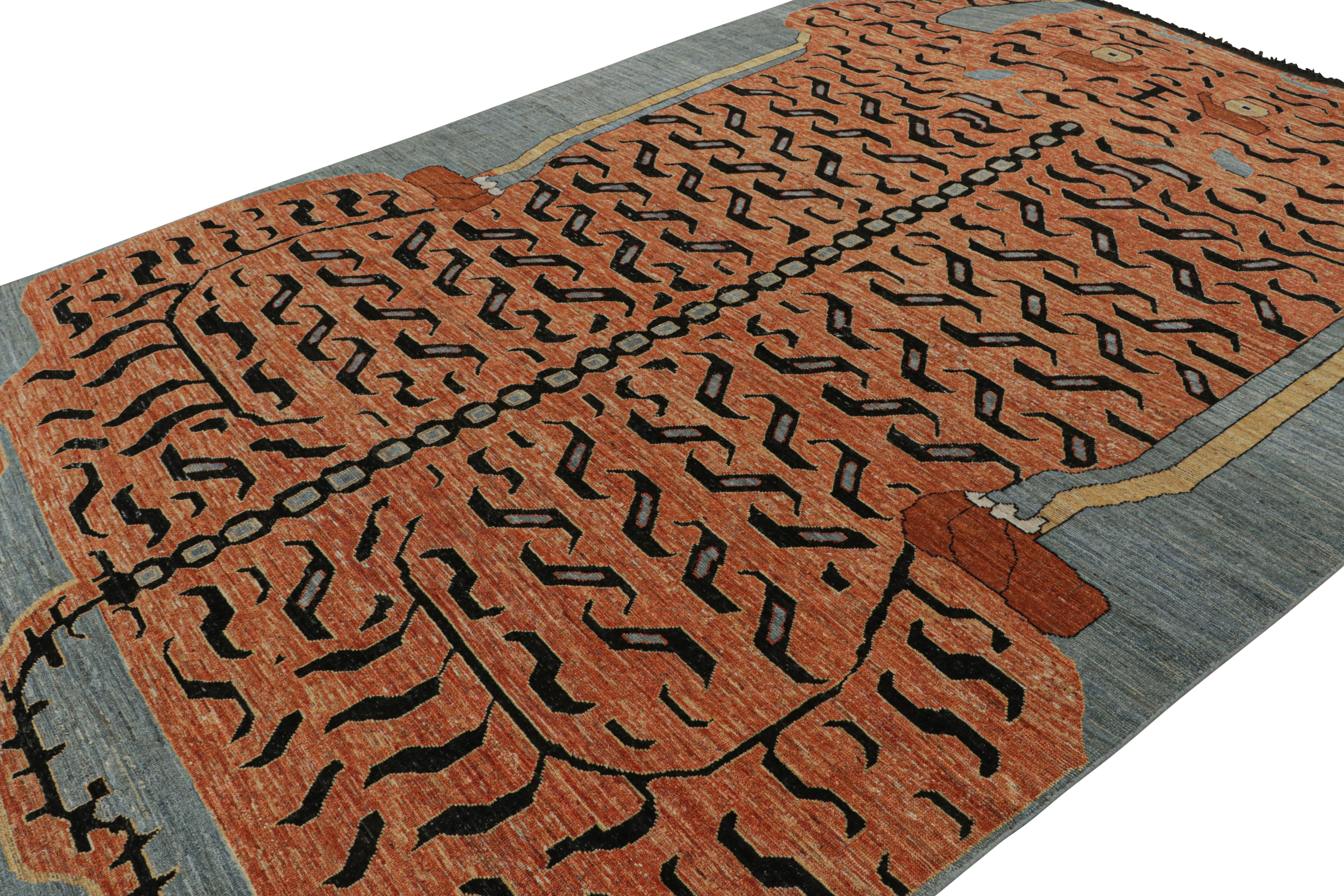 Annodato a mano in lana, questo tappeto moderno 9x13 con immagini di tigri è caratterizzato da una vivace combinazione di colori arancione bruciato, blu e nero. 

Sul design: 

Annodato a mano in vello di lana, un tappeto contemporaneo 9x13 ispirato