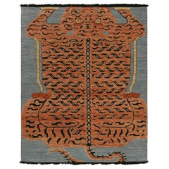 Rug & Kilim: il design del tappeto pittorico Tiger moderno in arancione e blu bruciato