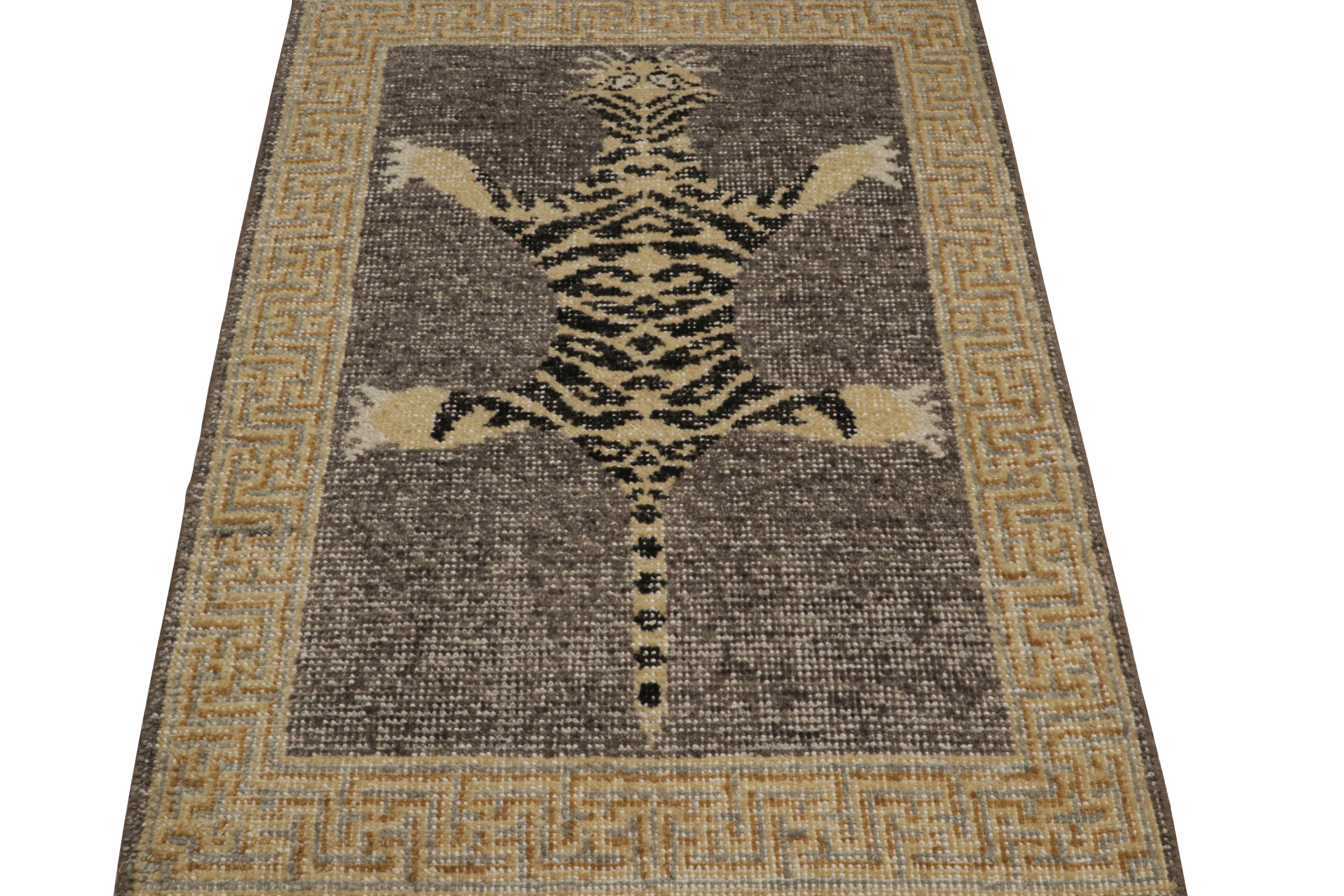 Alfombra pictórica moderna Rug & Kilim de piel de tigre en gris, beige y negro Moderno en venta