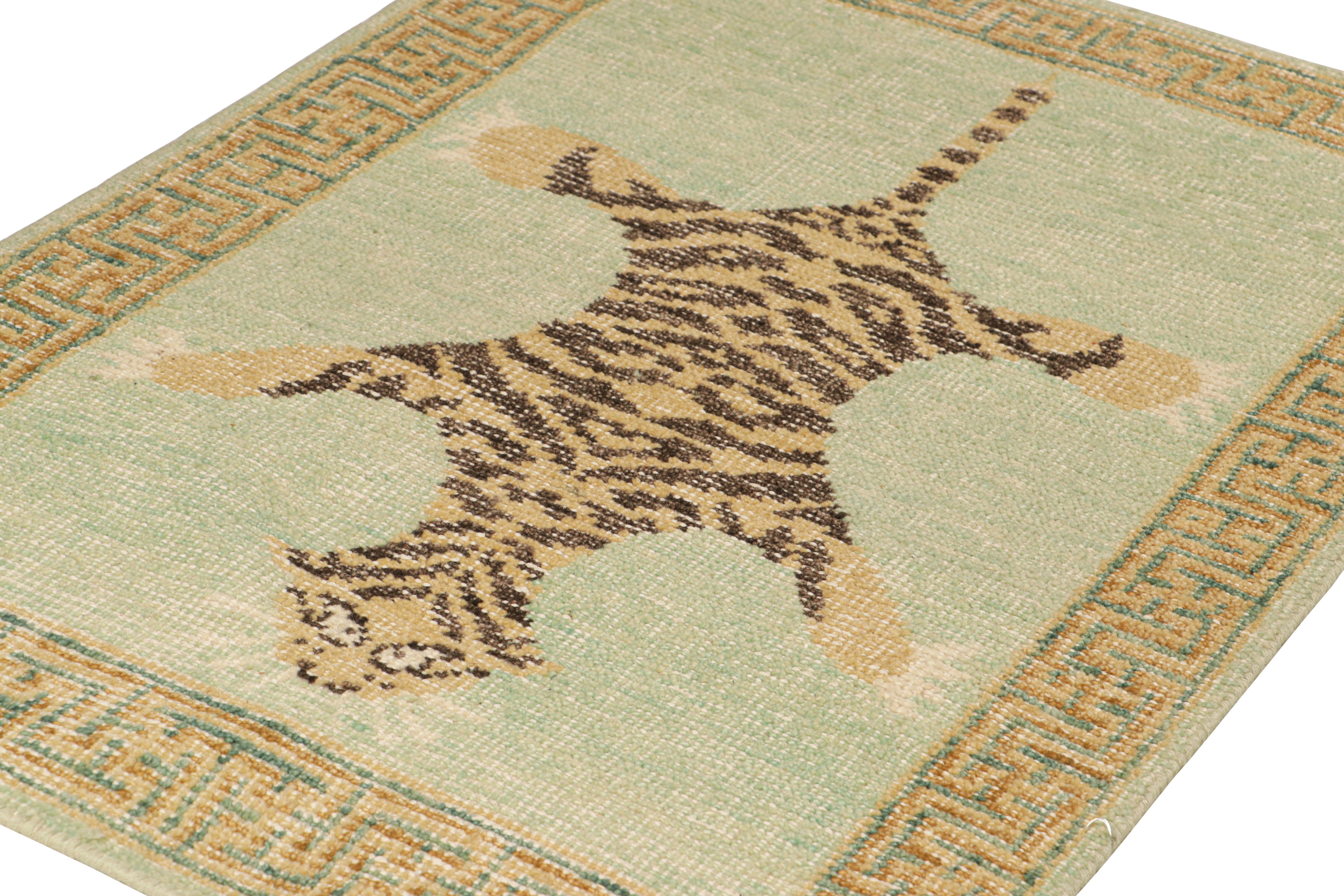 Indiano Rug & Kilim - Tappeto pittorico moderno in pelle di tigre in verde, beige e nero in vendita