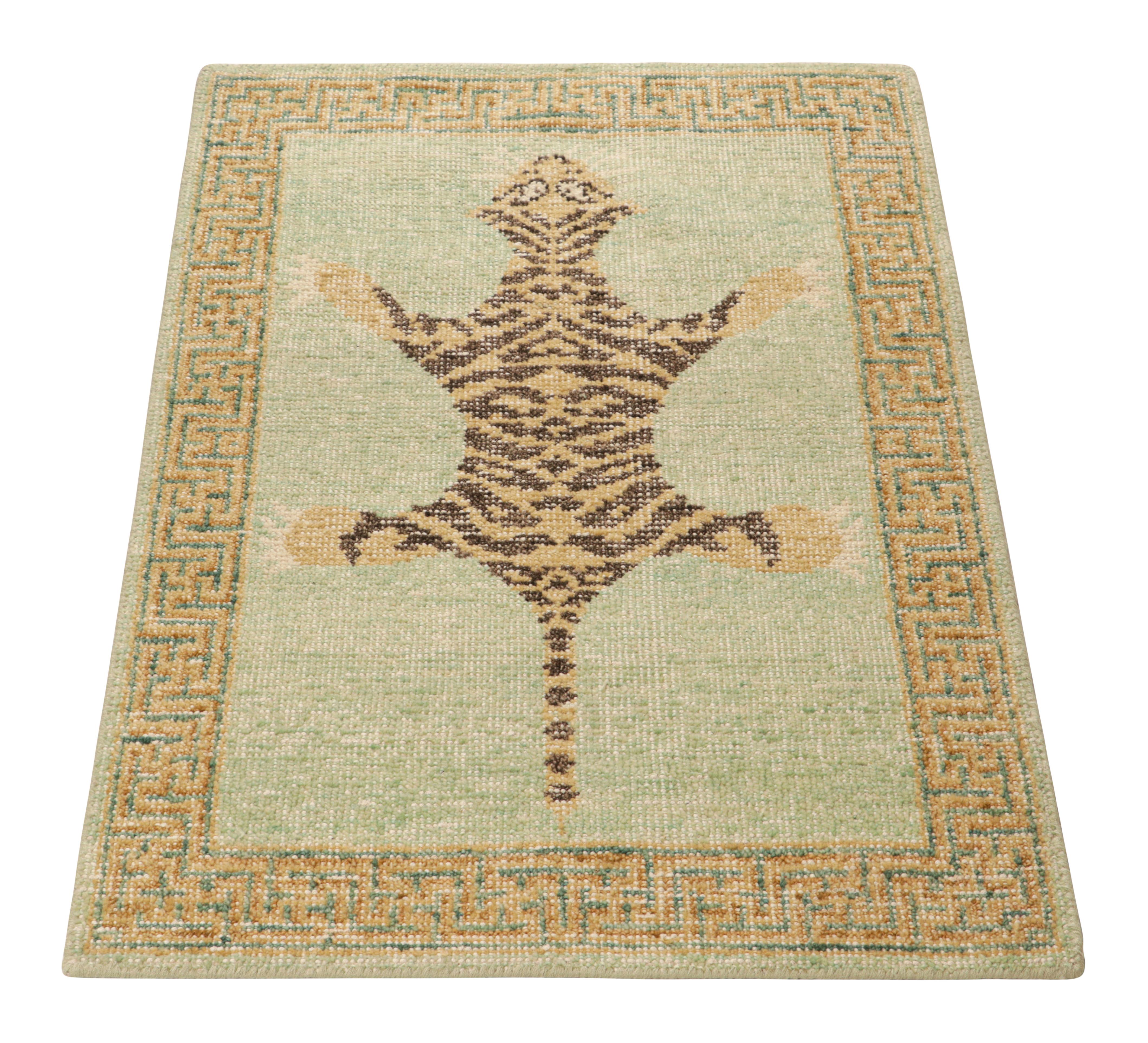 Annodato a mano Rug & Kilim - Tappeto pittorico moderno in pelle di tigre in verde, beige e nero in vendita