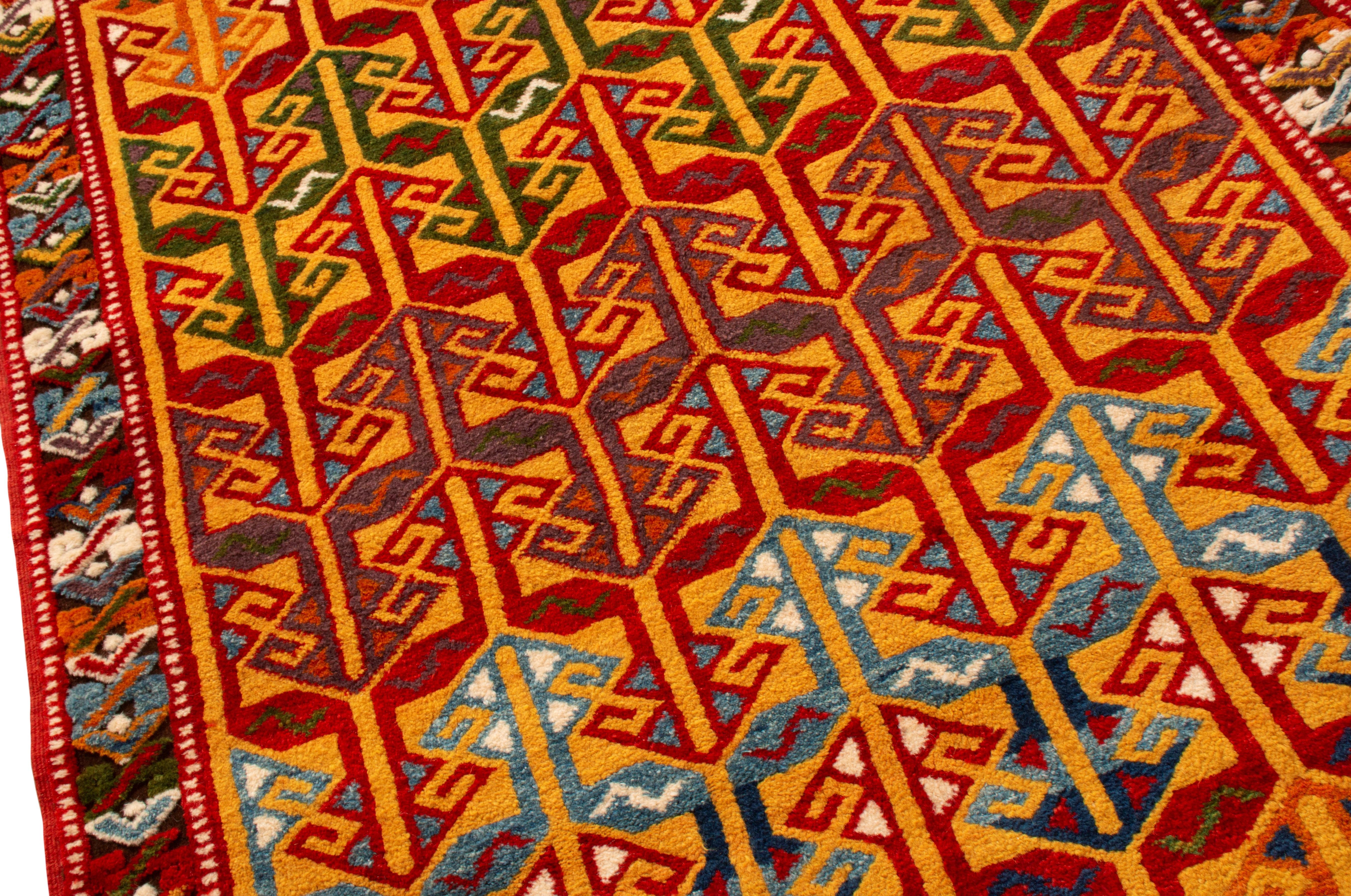 Moderno Rug & Kilim è un tappeto moderno di transizione in lana rossa e giallo oro. in vendita