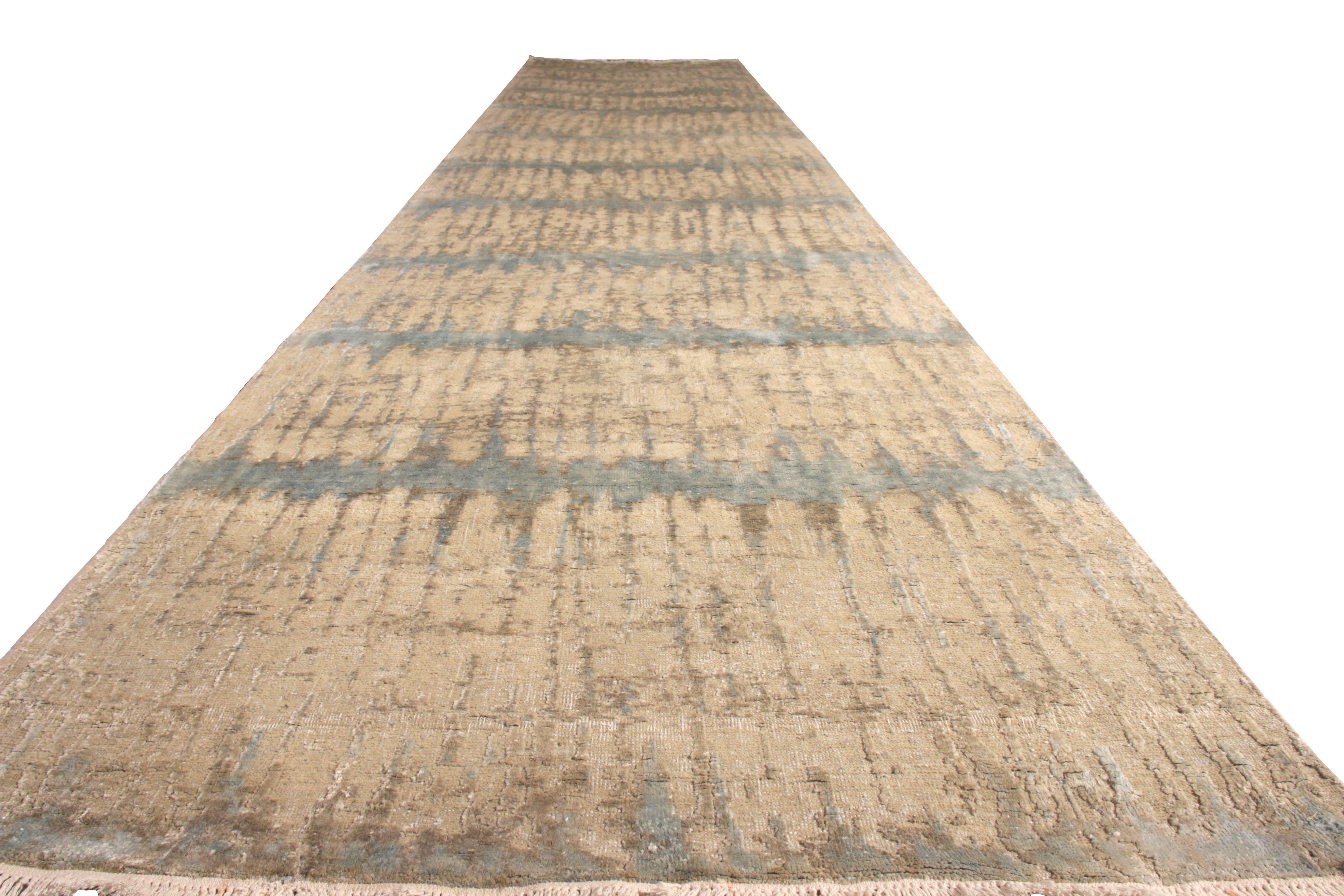 Annodato a mano in lana e seta lucente, questo moderno runner della collezione New & Modern di Rug & Kilim combina una sottile tecnica a pelo alto e basso con sfumature di colore mutevoli, creando un accenno ai motivi a strisce con un approccio più