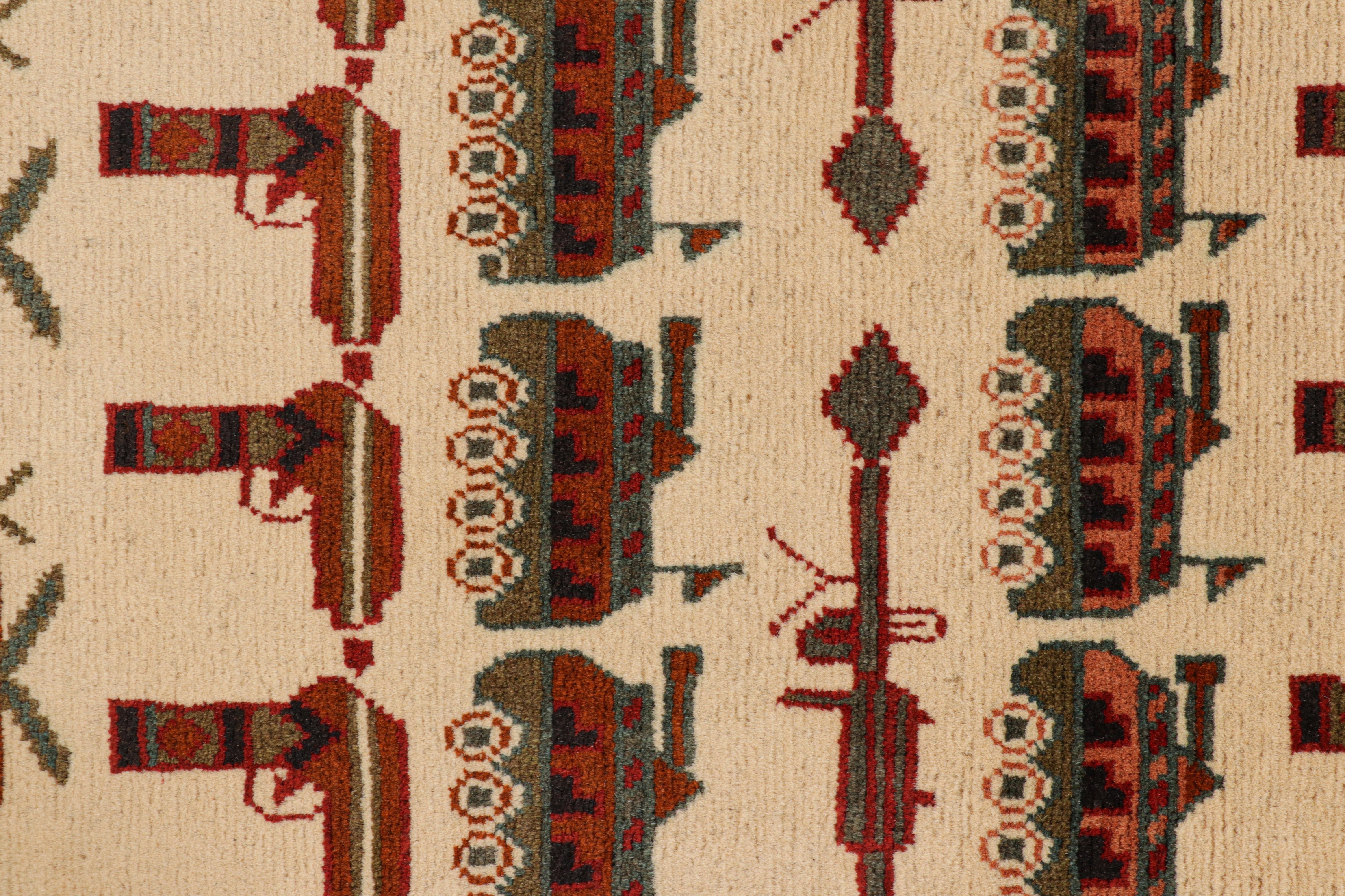 Tribale Rug & Kilim - Tappeto tribale moderno in beige con immagini di guerra in vendita