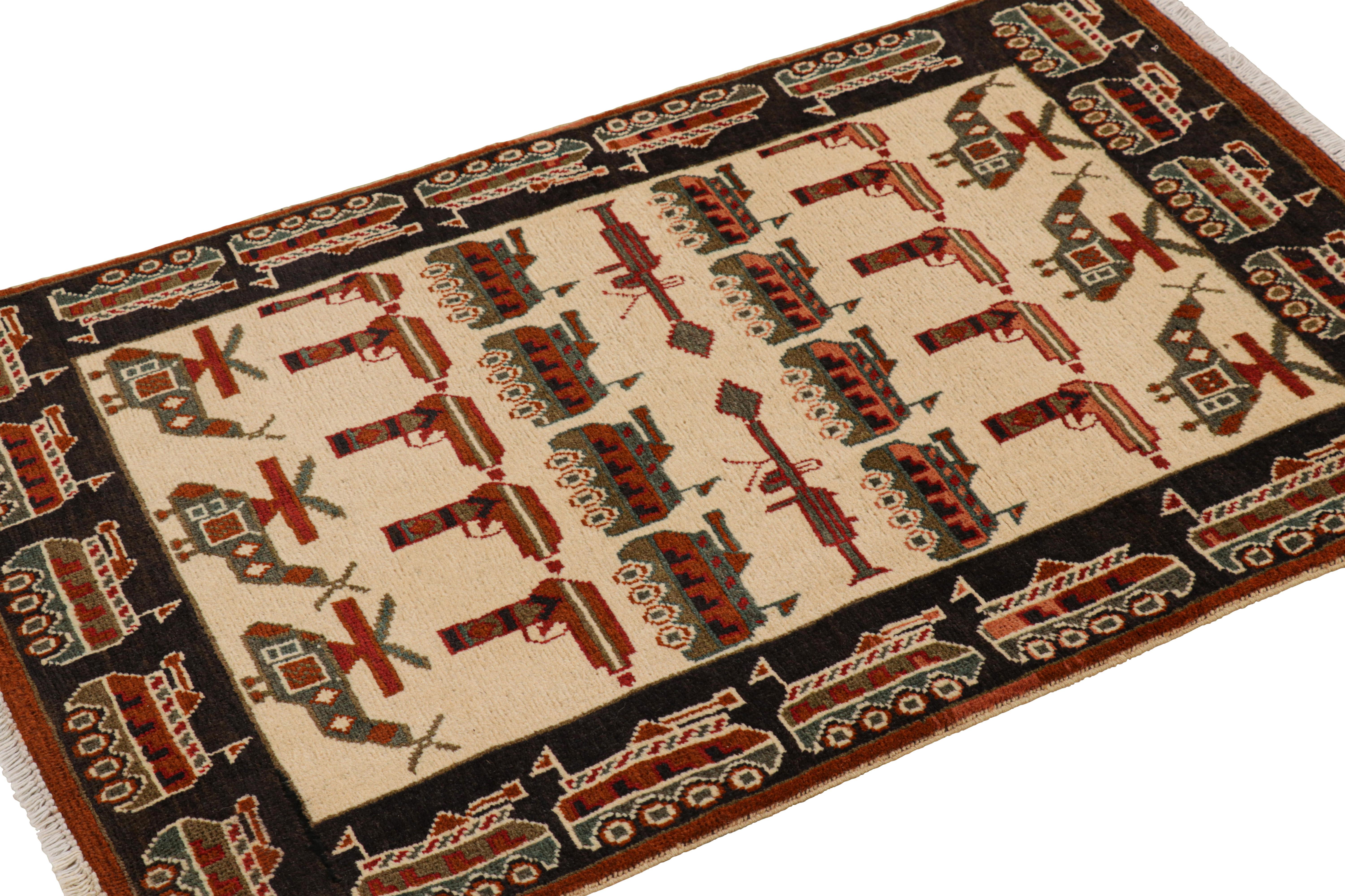 Afghano Rug & Kilim - Tappeto tribale moderno in beige con immagini di guerra in vendita
