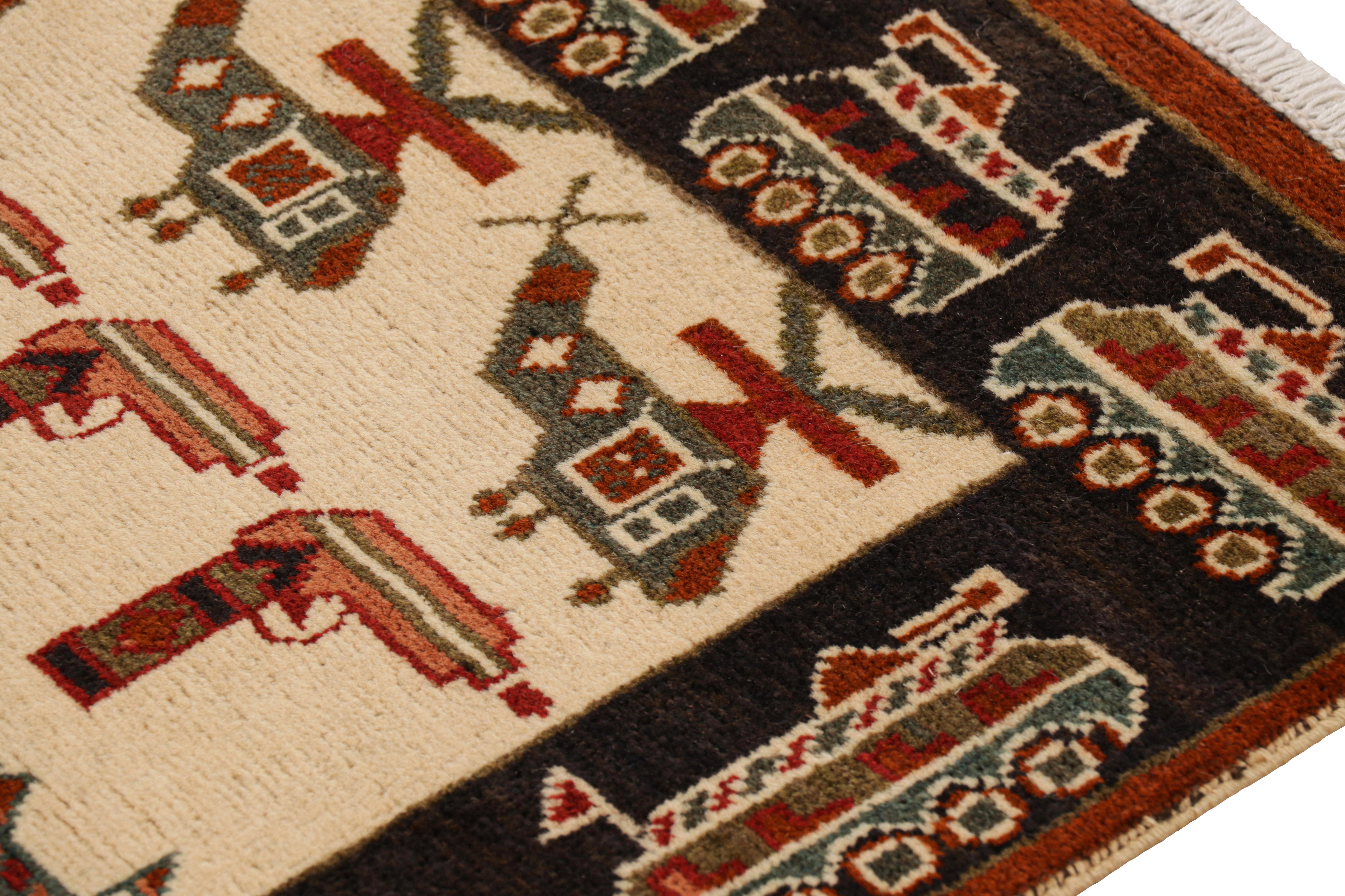 Rug & Kilim - Tappeto tribale moderno in beige con immagini di guerra In condizioni Nuovo in vendita a Long Island City, NY