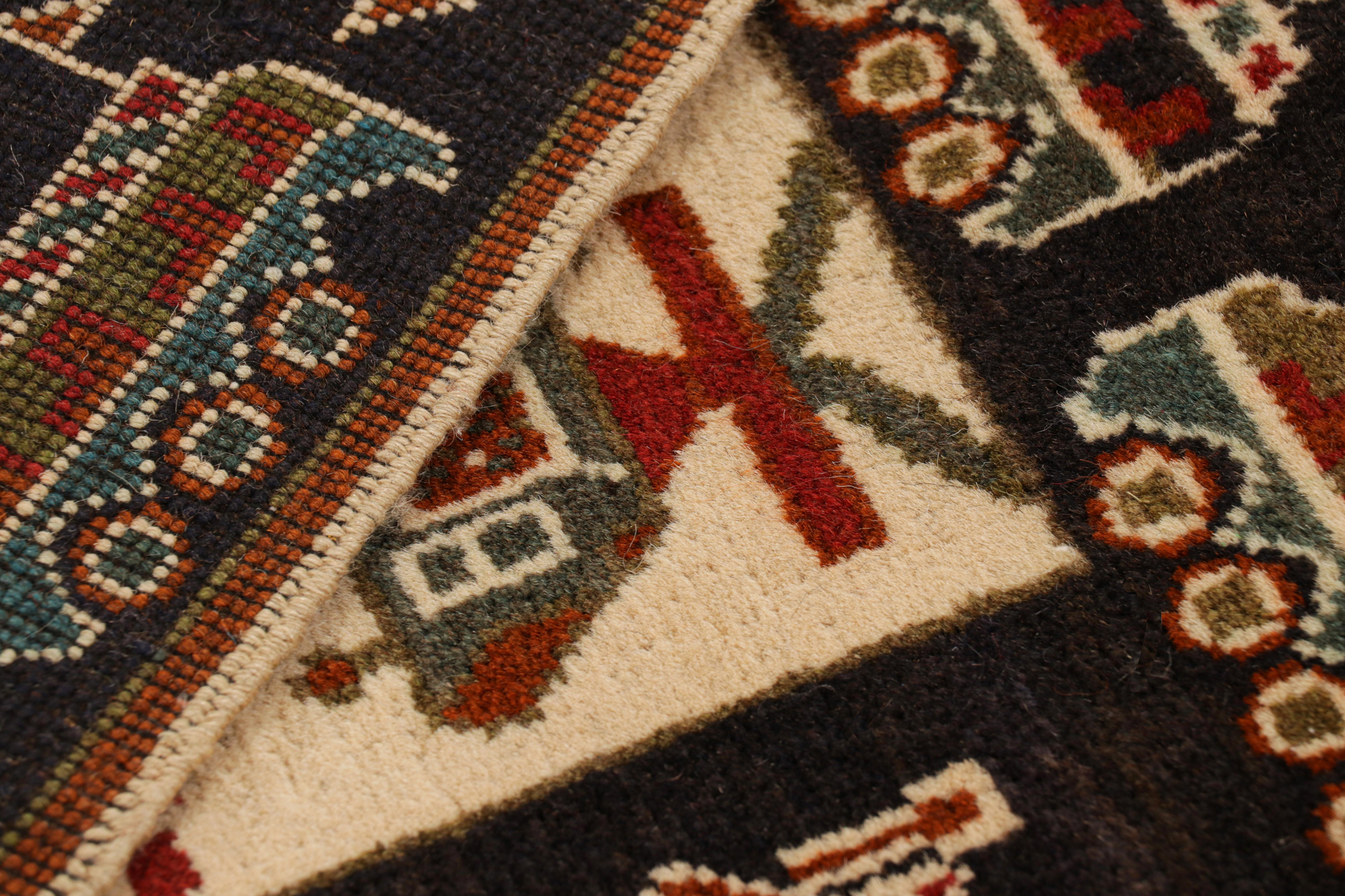 XXI secolo e contemporaneo Rug & Kilim - Tappeto tribale moderno in beige con immagini di guerra in vendita