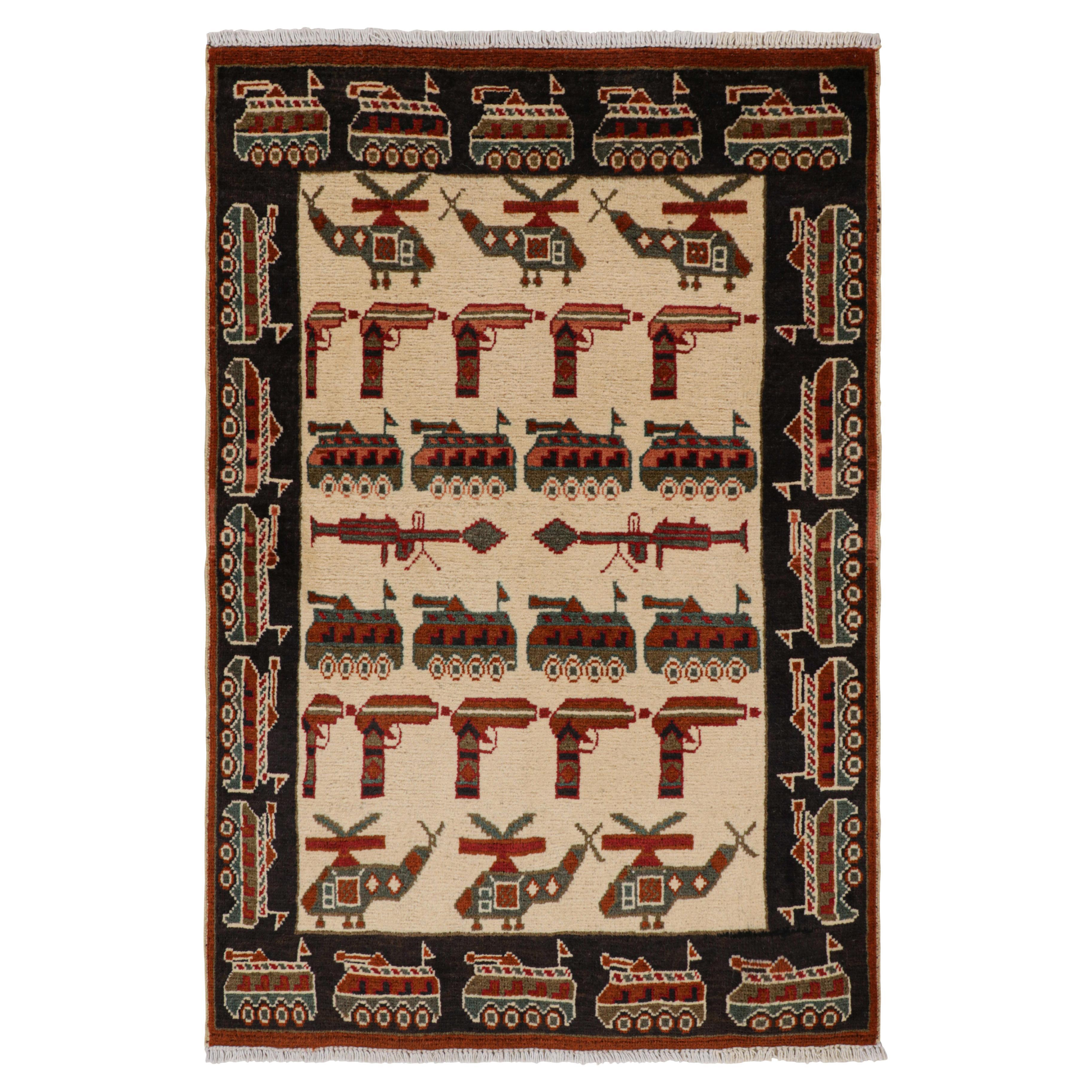 Rug & Kilim - Tappeto tribale moderno in beige con immagini di guerra in vendita