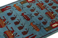 Rug & Kilim's Modern Tribal Rug in Blau mit Hubschraubern und Panzerabbildungen