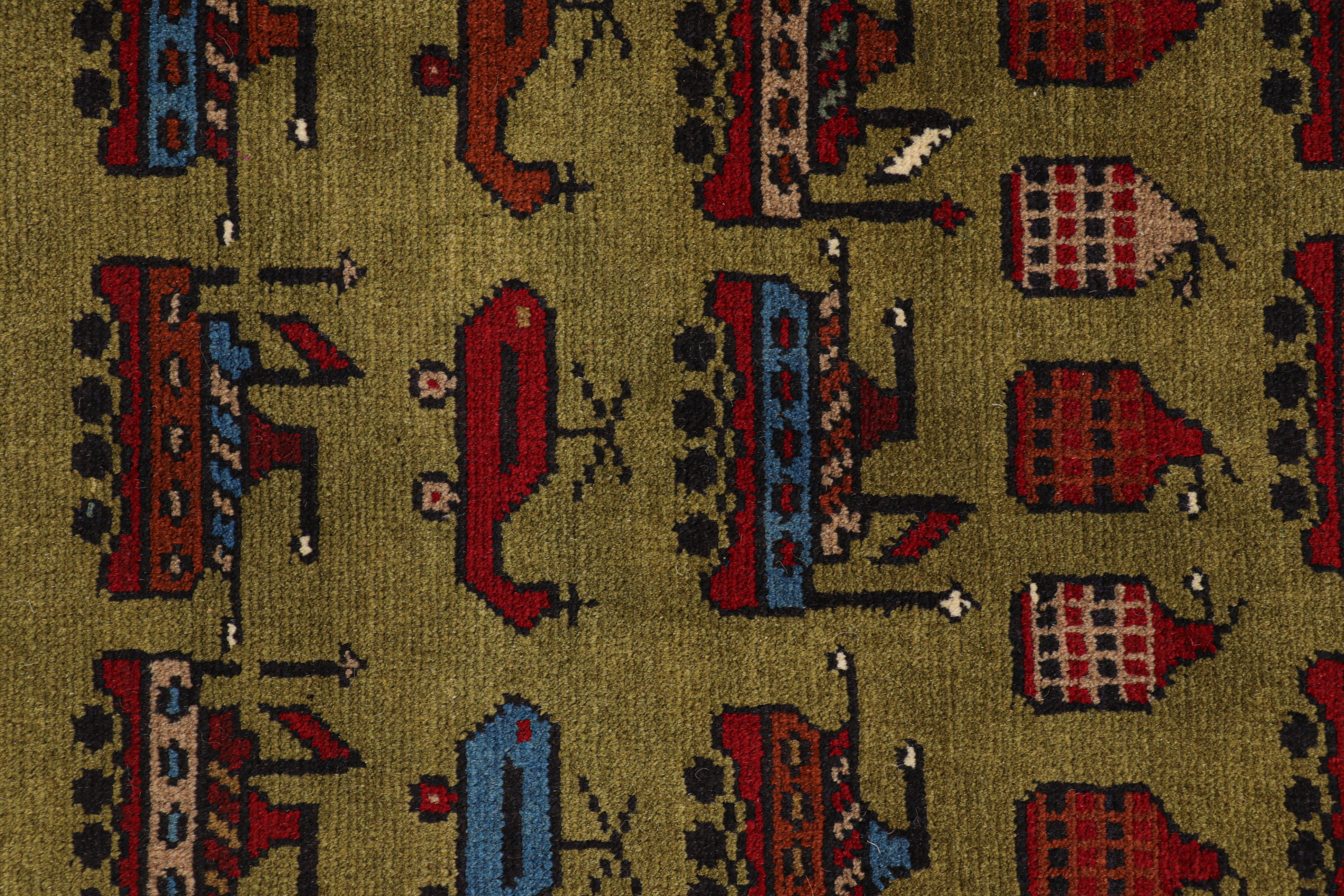Tribale Rug & Kilim: tappeto tribale moderno in verde con elicotteri e immagini di carri armati in vendita
