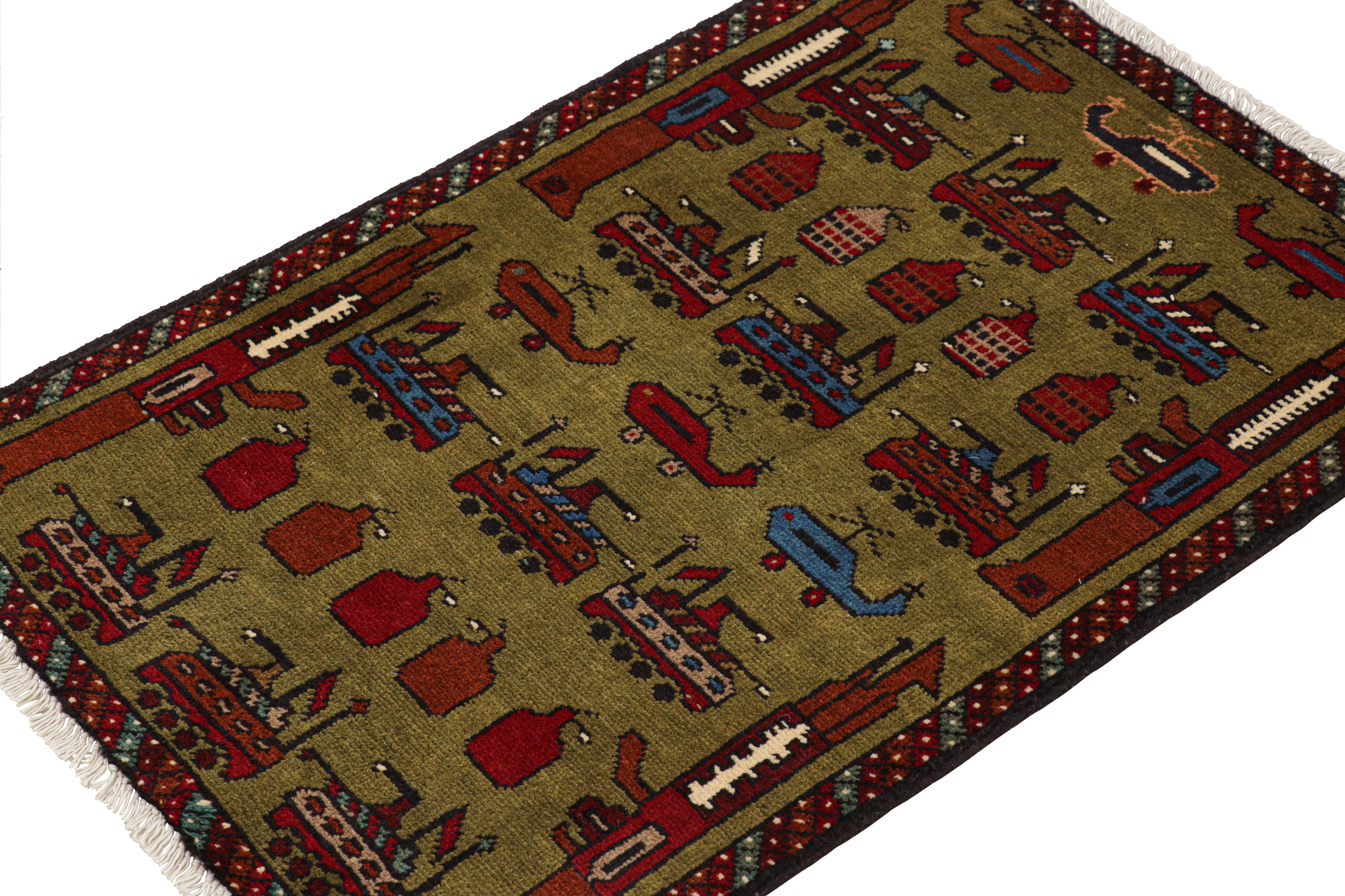 Afghano Rug & Kilim: tappeto tribale moderno in verde con elicotteri e immagini di carri armati in vendita