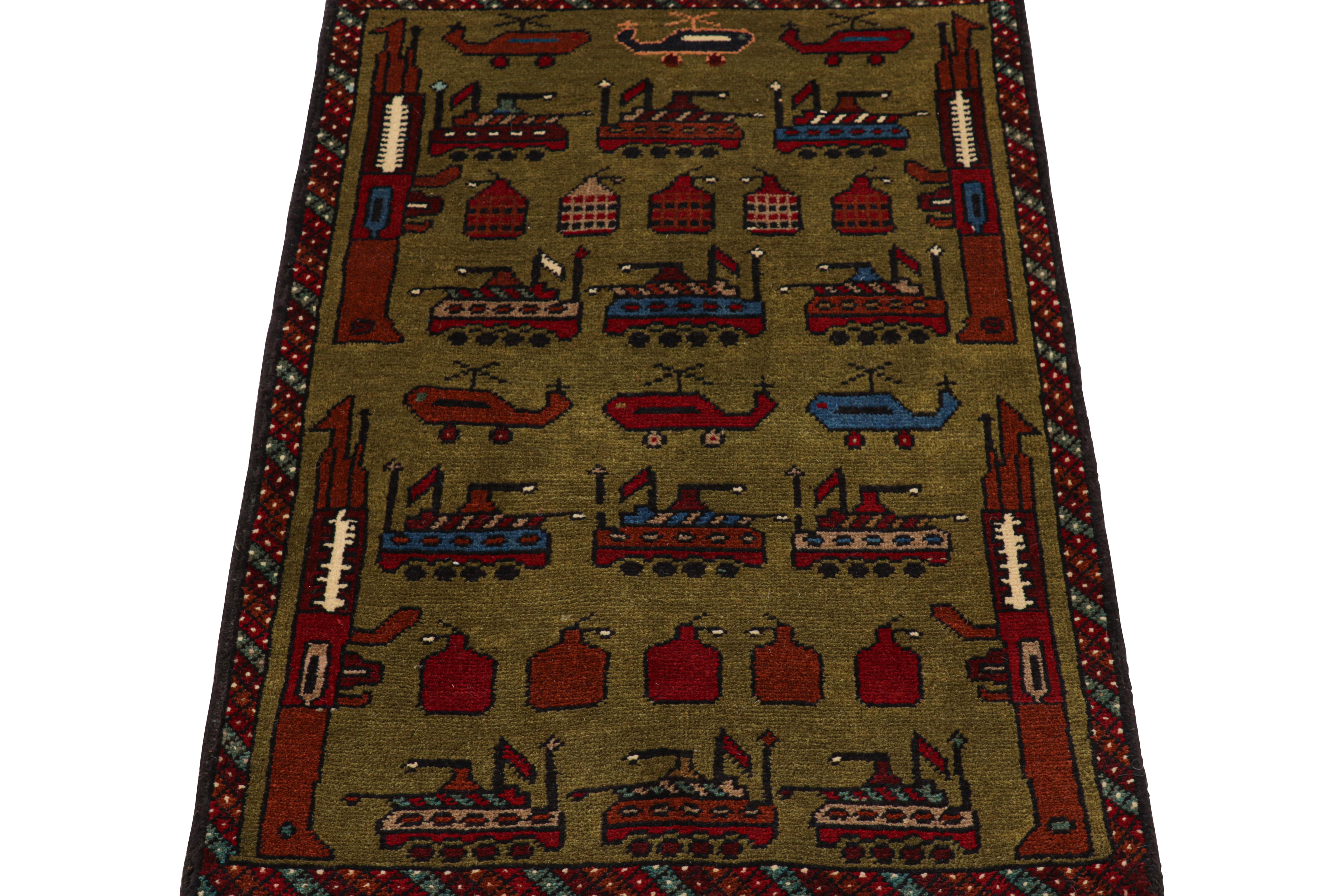 Annodato a mano Rug & Kilim: tappeto tribale moderno in verde con elicotteri e immagini di carri armati in vendita