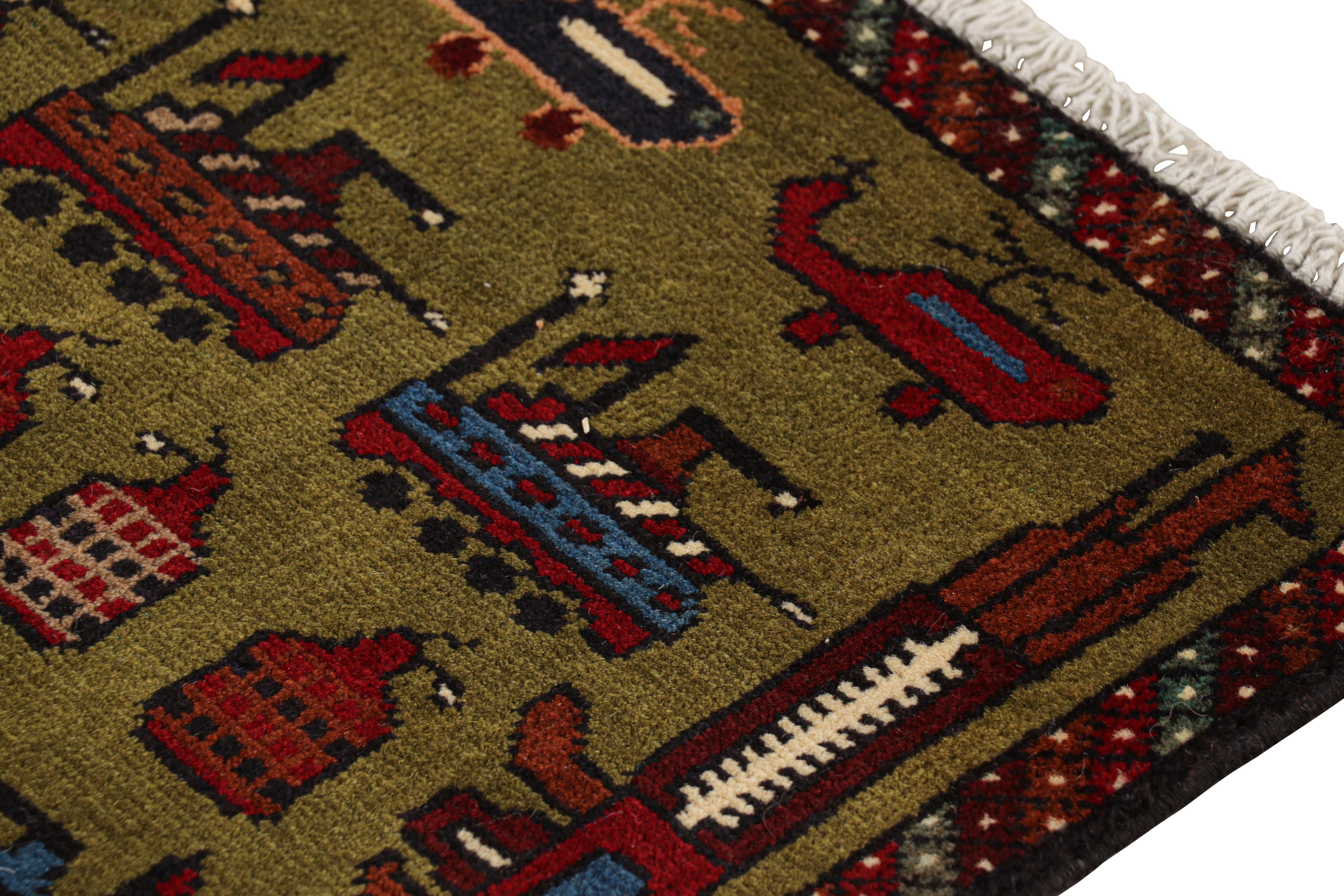 Rug & Kilim: tappeto tribale moderno in verde con elicotteri e immagini di carri armati In condizioni Nuovo in vendita a Long Island City, NY