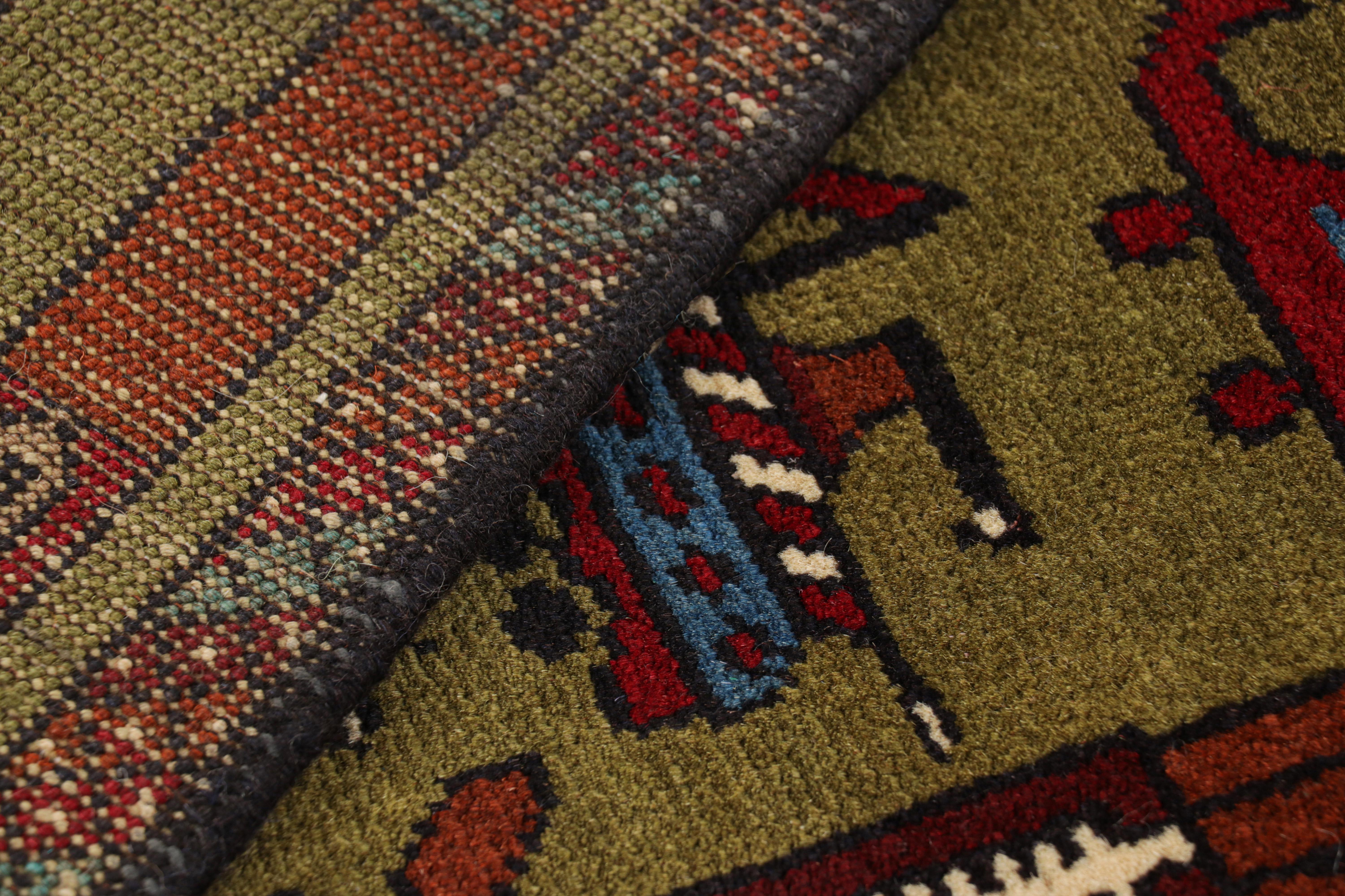 XXI secolo e contemporaneo Rug & Kilim: tappeto tribale moderno in verde con elicotteri e immagini di carri armati in vendita