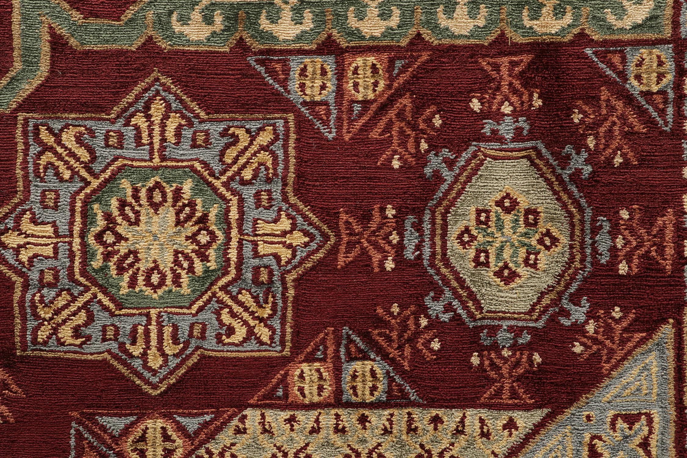 Alfombra estilo mogol de Rug & Kilim con motivos geométricos en rojo y verde Siglo XXI y contemporáneo en venta
