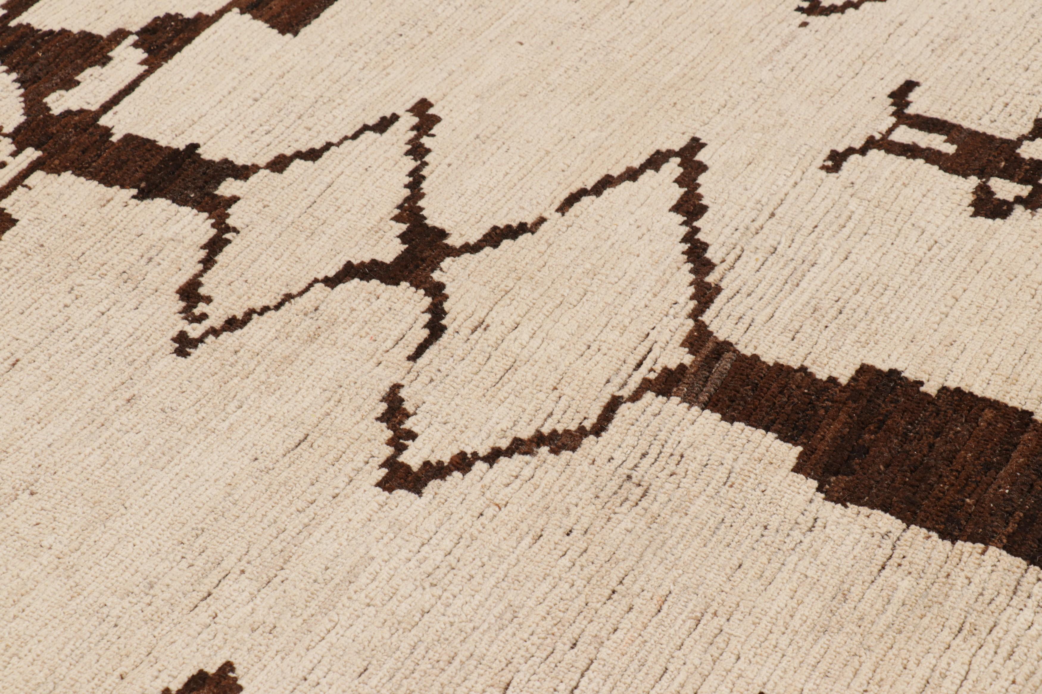 Questo tappeto personalizzato in lana annodato a mano è un'entusiasmante novità della collezione di tappeti marocchini di Rug & Kilim: una rivisitazione contemporanea dello stile tribale berbero in una nuova e lussuosa qualità. 

Sul design: