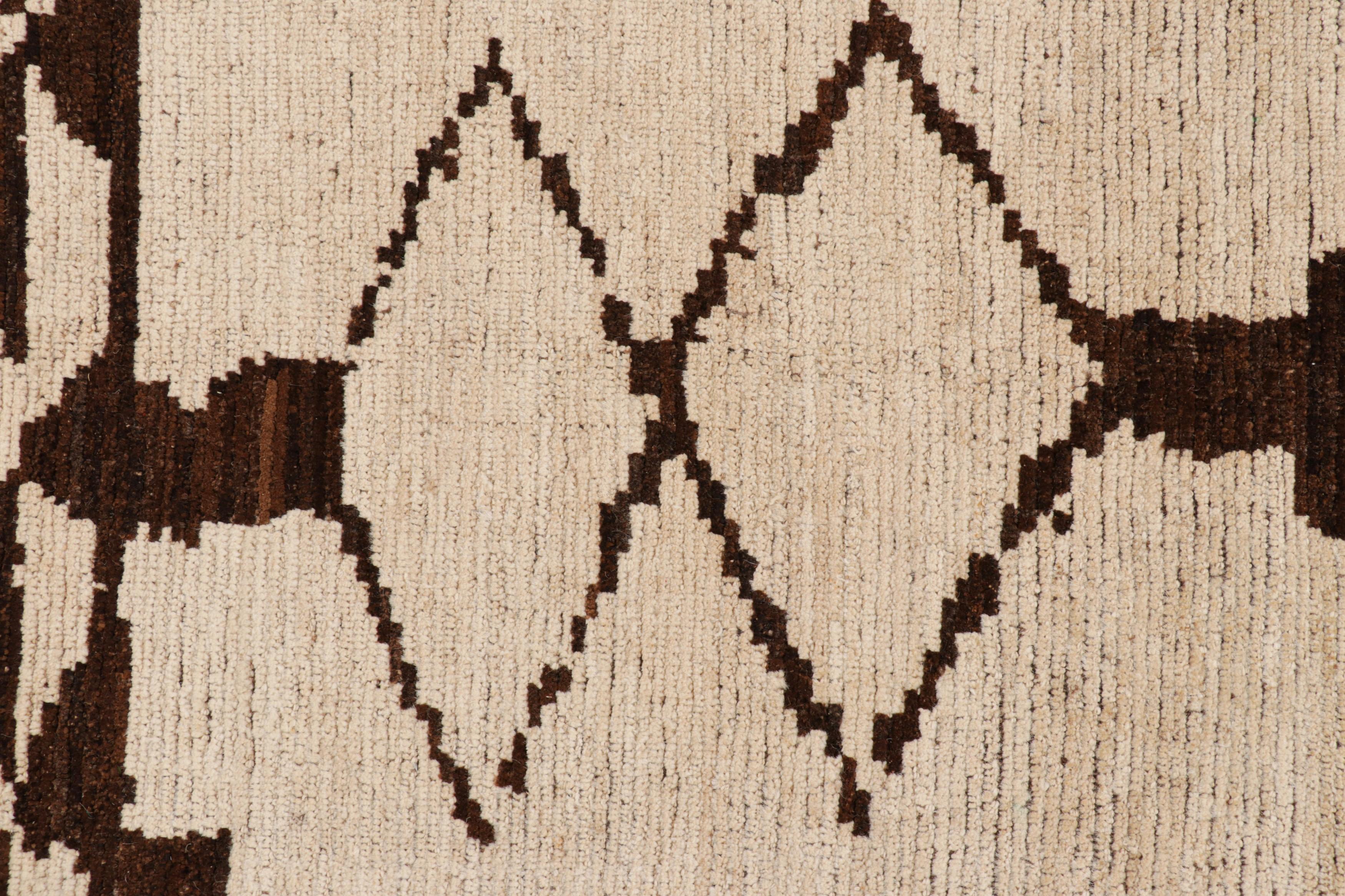 Pakistano Rug & Kilim è un tappeto in stile Mogul con motivi floreali e medaglioni color verde acqua e rosso. in vendita