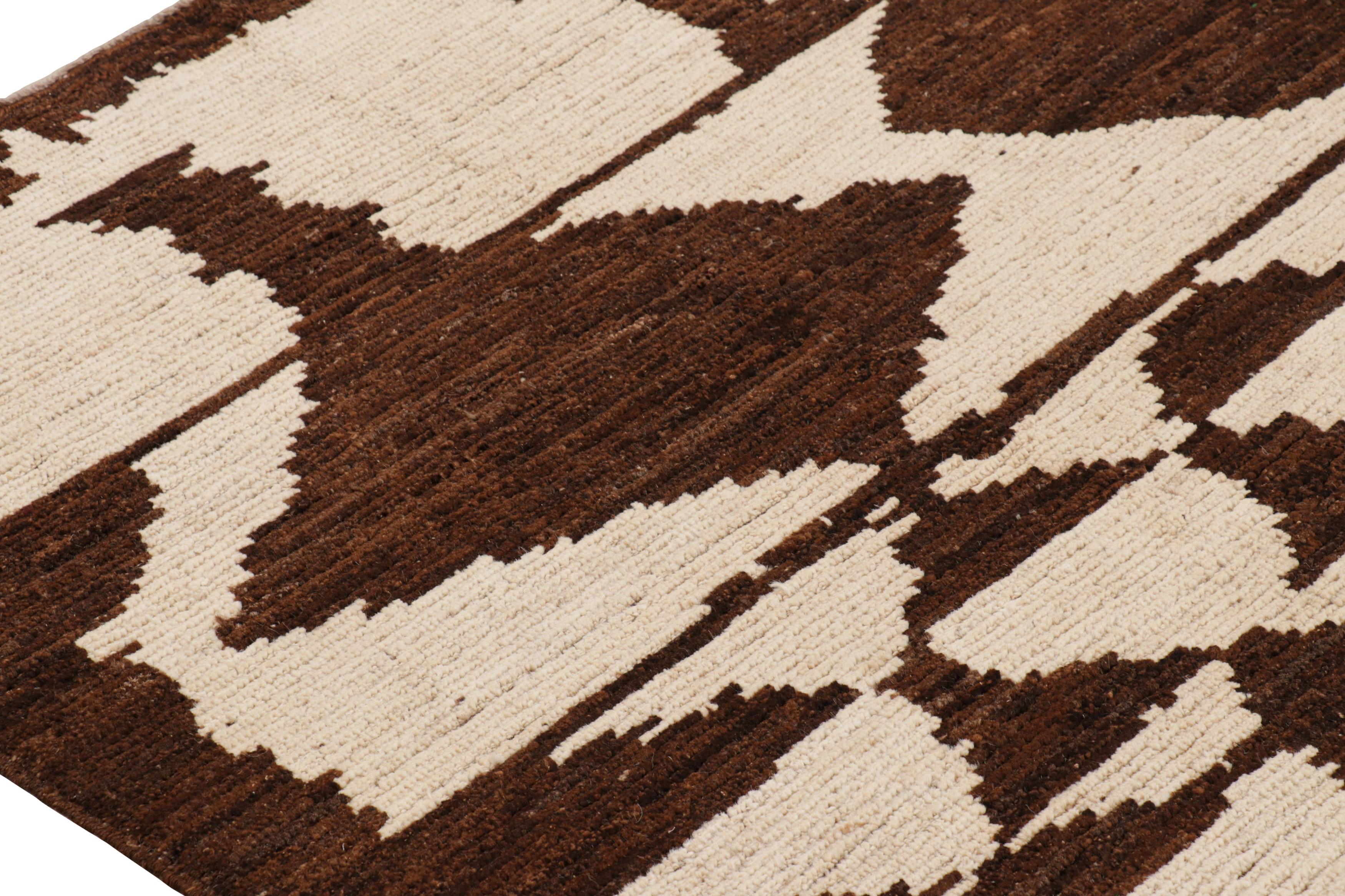 XXI secolo e contemporaneo Rug & Kilim è un tappeto in stile Mogul con motivi floreali e medaglioni color verde acqua e rosso. in vendita